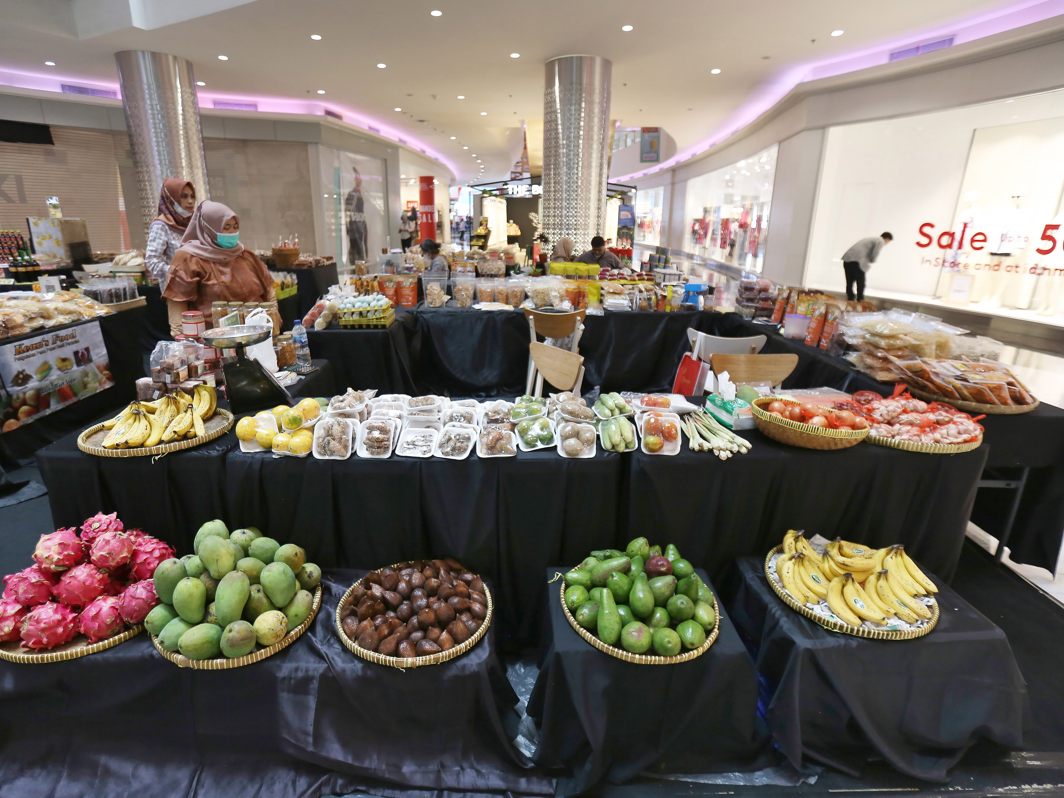 Sejumlah pengunjung melihat produk pertanian dalam Pasar Tani di Pesona Square, Depok, Jawa Barat.