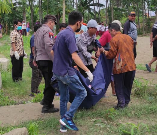 Warga Desa Tengki, Kecamatan/Kabupaten Brebes, Jawa Tengah, dievakuasi setelah dilaporkan hilang oleh keluarga, Selasa (6/12).