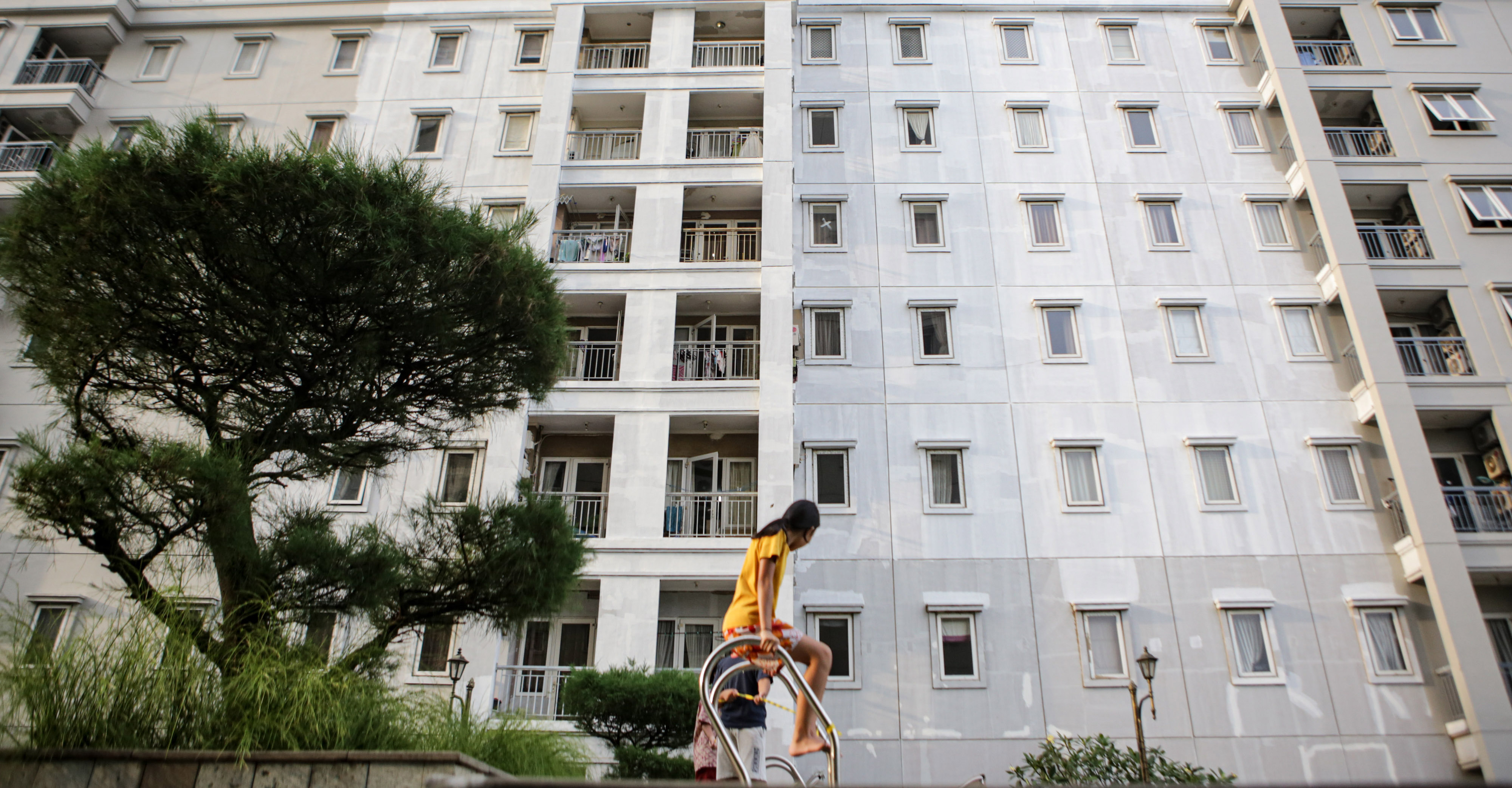 Seorang bocah bermain di area apartemen di kawasan Kemayoran, Jakarta, Jumat (2/12)