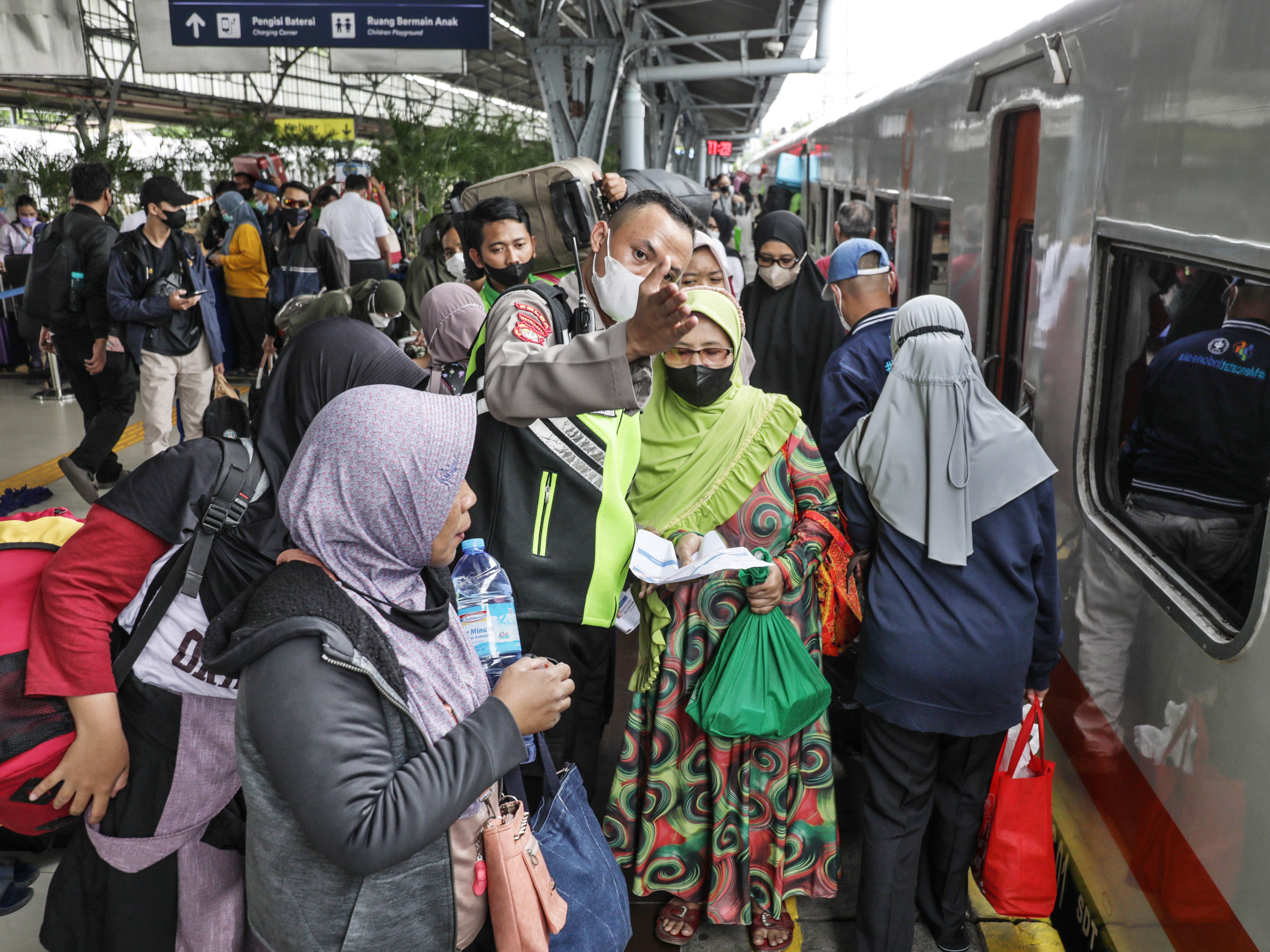 Calon penumpang menunggu kereta Brantas (Tambahan) tujan Stasiun Pasar Senen-Stasiun Blitar di stasiun Pasar Senen, Jakarta, Kamis (22/12).