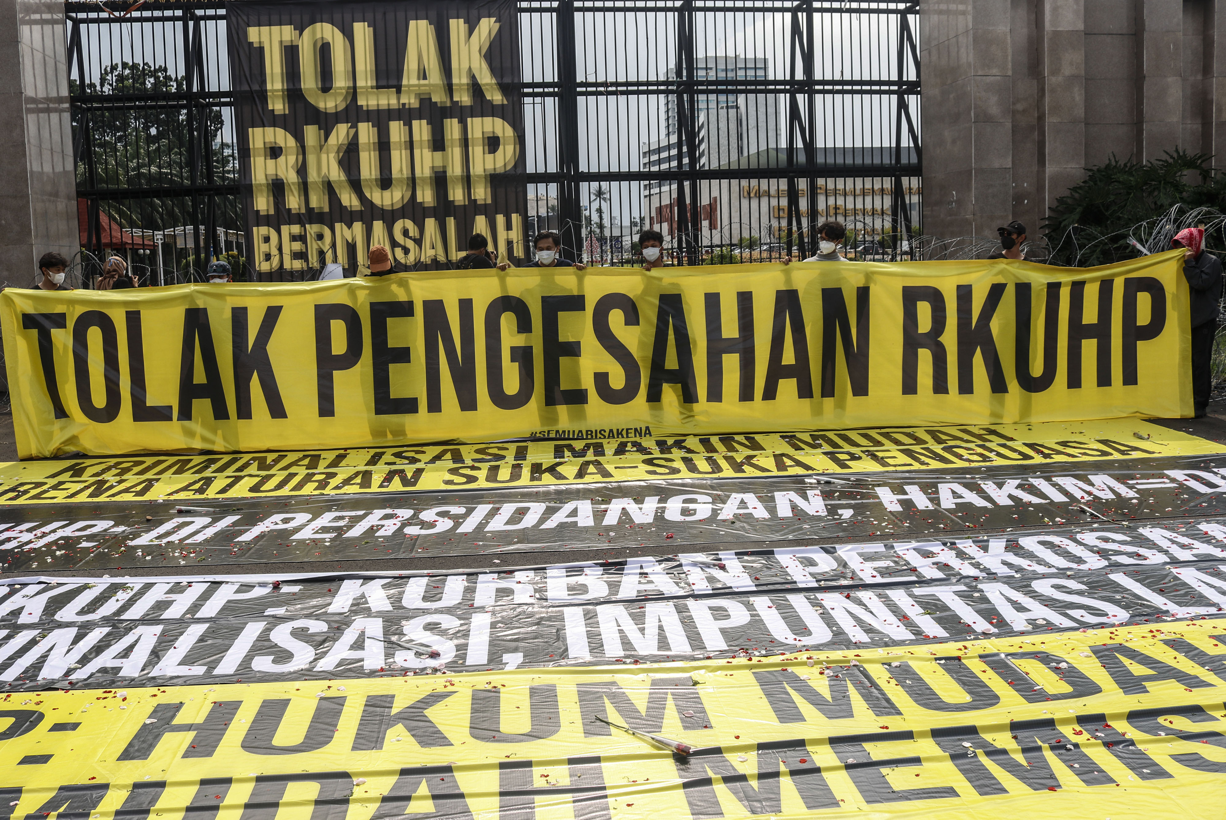 Sejumlah elemen masyarakat membentangkan spanduk saat berunjuk rasa di depan Kompleks Parlemen, Senayan, Jakarta.