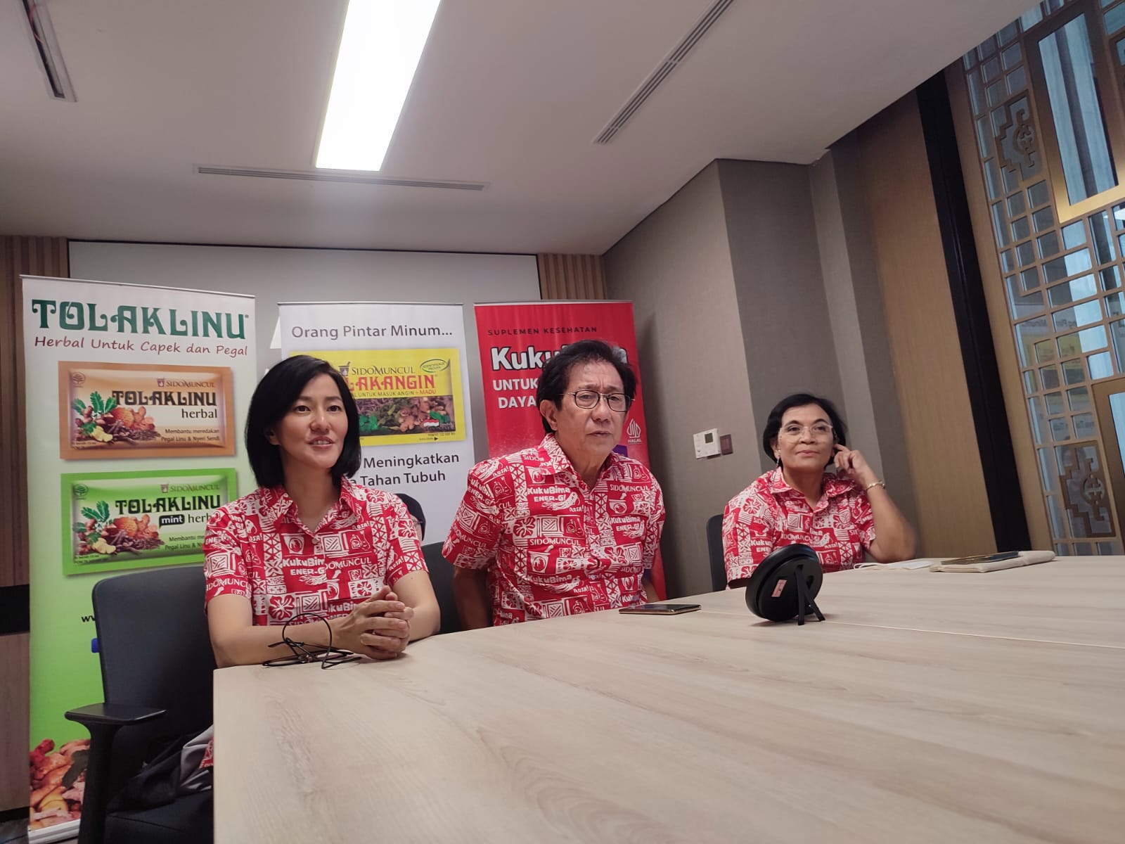 Direktur PT Sido Muncul Irwan Hidayat memberikan keterangan pers seusai perusahaannya menerima SDGs Award 