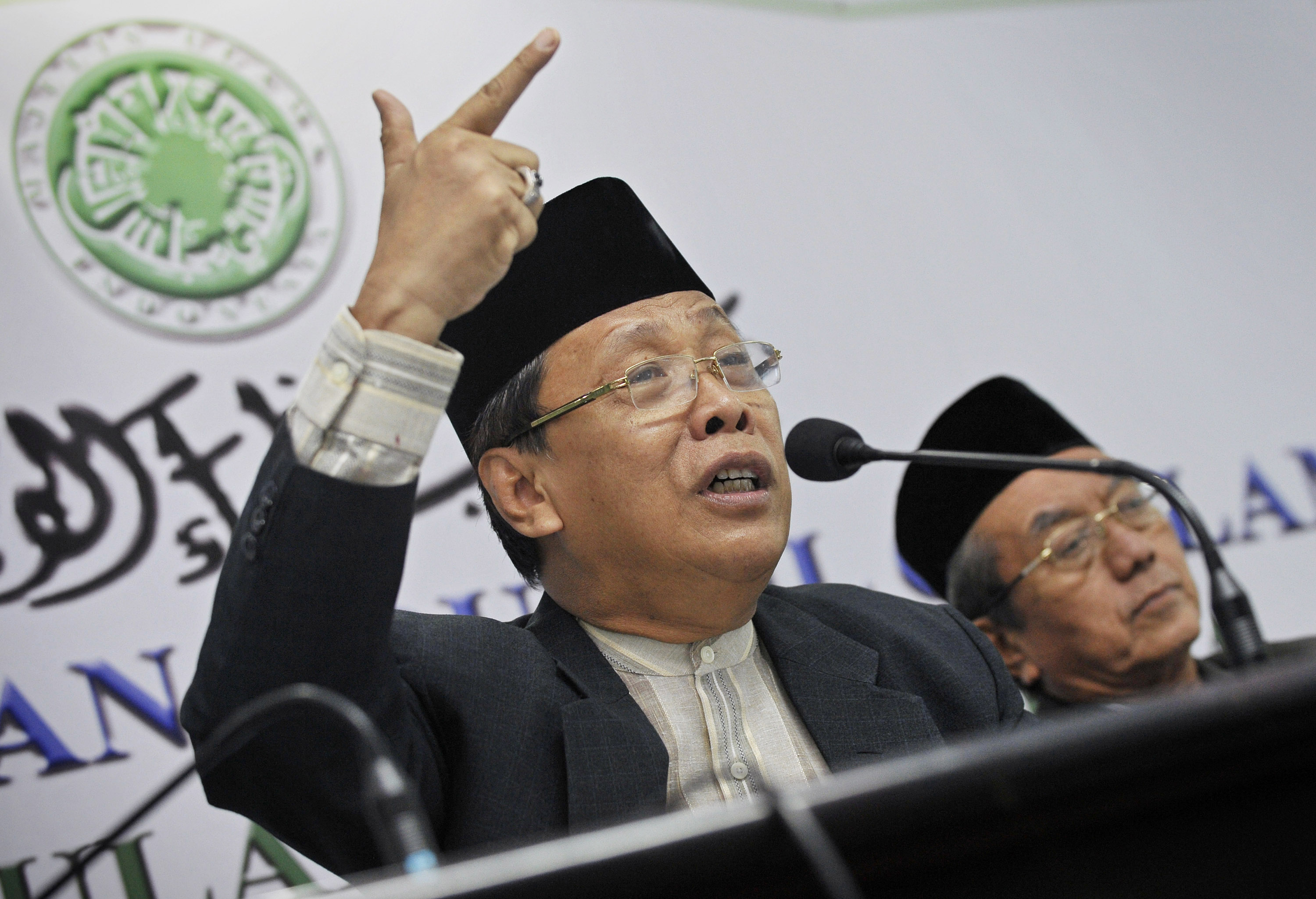 Almarhum Ichwan Sam saat masih menjabat sebagai Sekjen MUI.