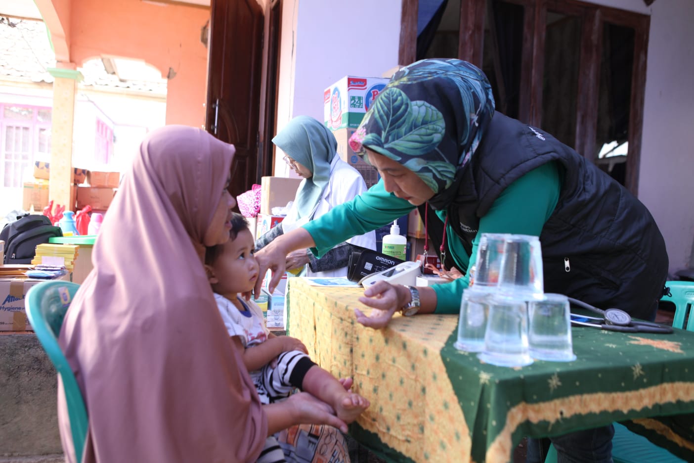 Seorang petugas medis dari Teleperformance  tengah memeriksa Balita korban gempa di Cianjur.