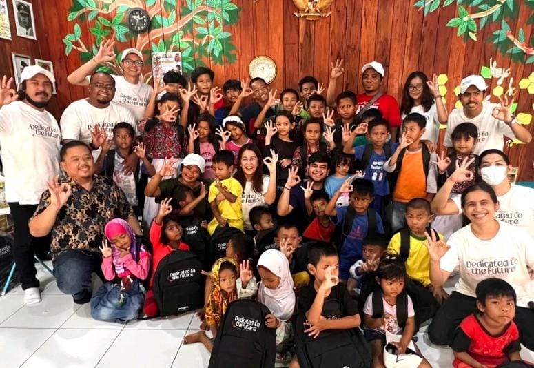 Moratelindo saat acara melakukan kegiatan CSR untuk warga Menteng Atas, Jakarta. 