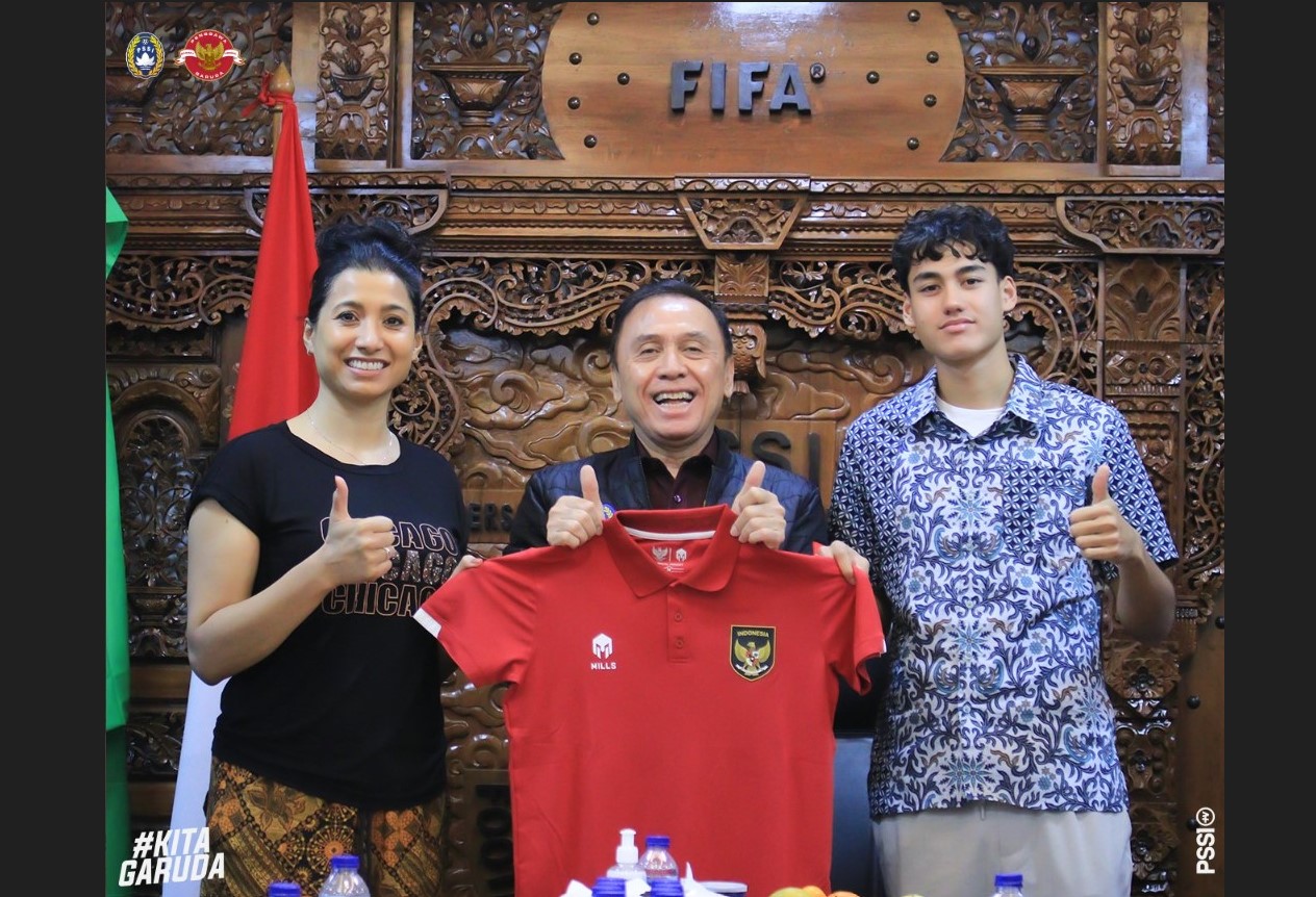 Ketua Umum PSSI Mochamad Iriawan (tengah) bersama calon pemain naturalisasi Rafael Struick (kanan) dan ibundanya. 
