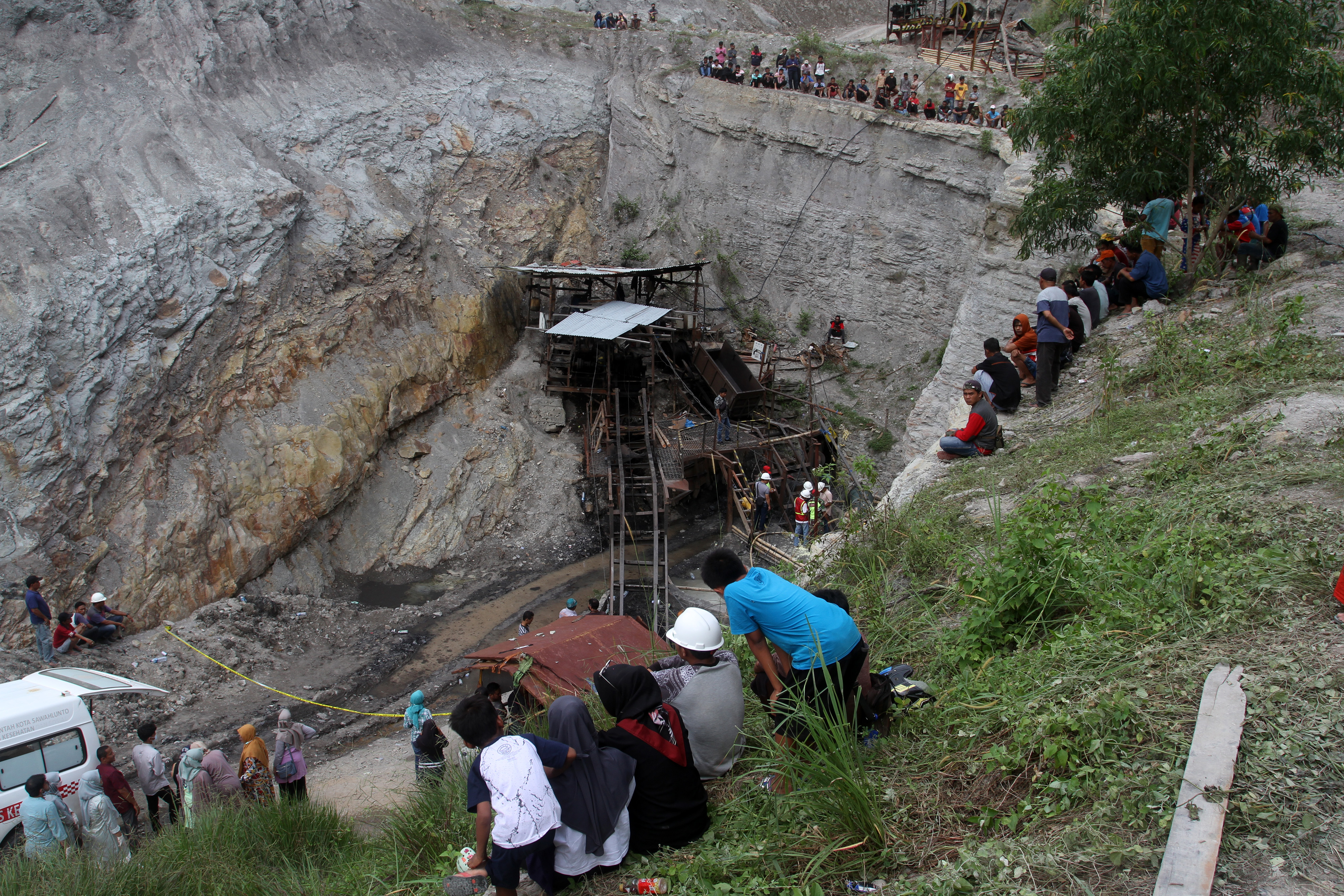 Sejumlah warga mengamati bekas ledakan pada lokasi tambang batu bara di Kecamatan Talawi, Kabupaten Sawahlunto, Sumatra Barat, Jumat (9/12).