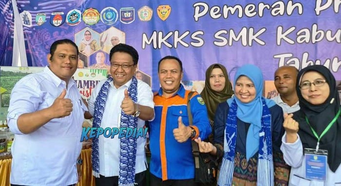 Kepala SMKPPN Sembawa, Yudi Astoni (kiri) bersama pihak terkait pada Pameran SMK se-Sumsel