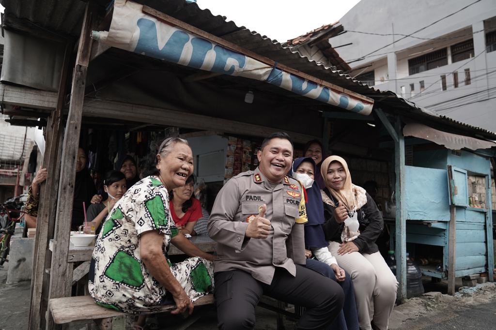 Kapolda Metro Jaya Irjen Pol Fadil Imran berdiaolog dengan warga.