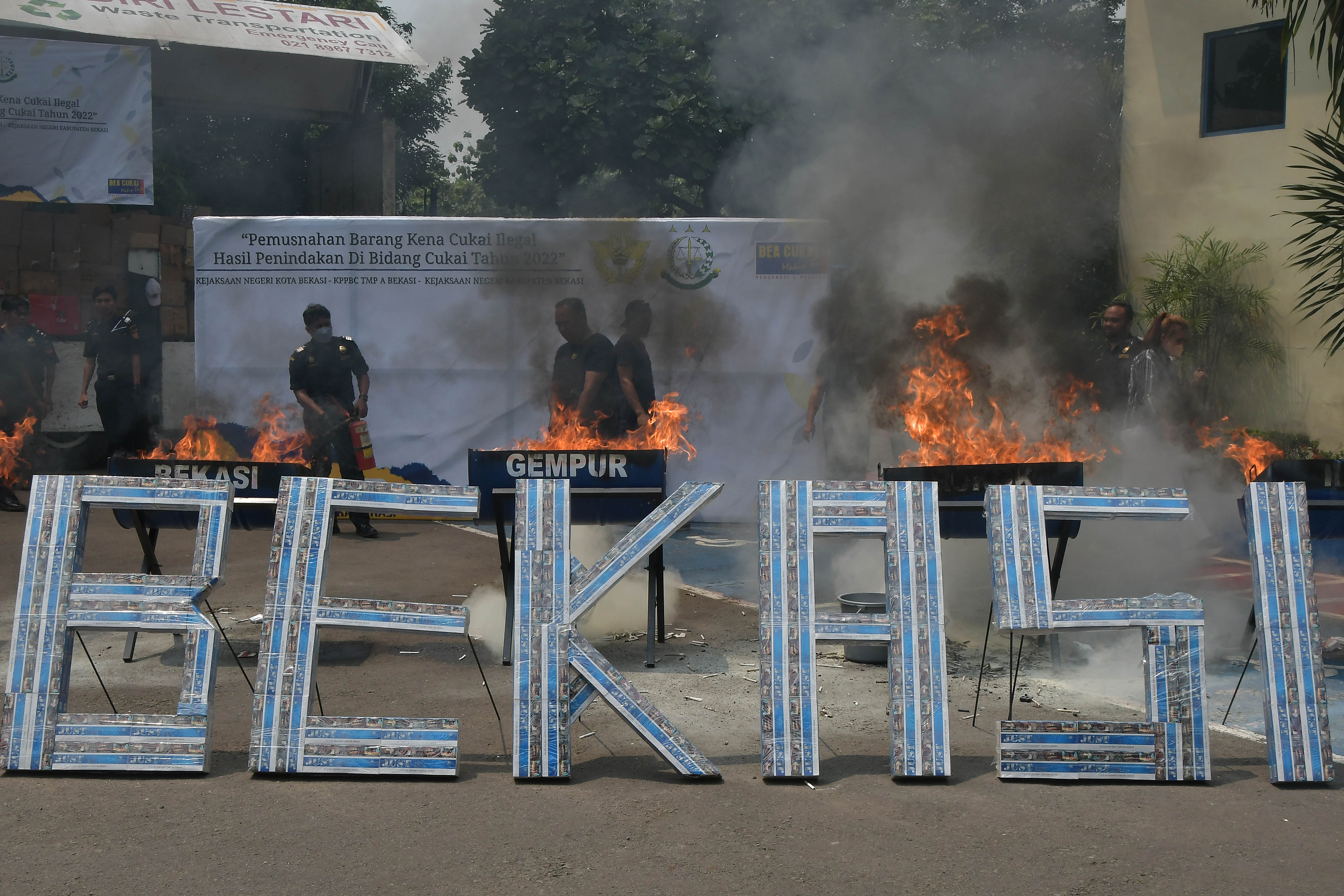 Petugas Bea Cukai memusnahkan rokok dan miras ilegal di Cikarang Barat, Kabupaten Bekasi, Jawa Barat, Rabu (21/12/2022)