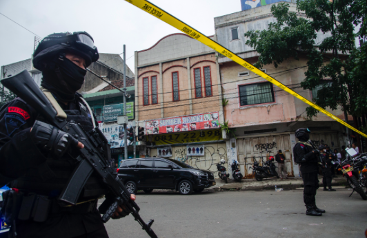 Tim Brimob Polri mengamankan area pertokoan yang ditutup usai peristiwa bom bunuh diri di Polsek Astanaanyar, Bandung, Jawa Barat, Rabu (7
