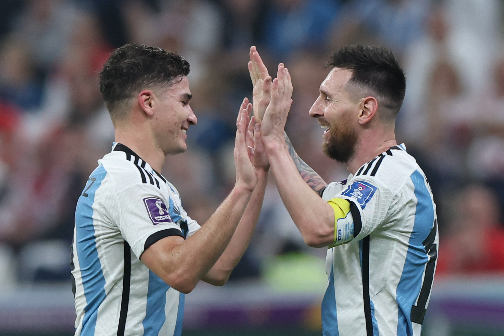 Pemain Argentina Julian Alvarez dan Lionel Messi melakukan selebrasi usai mencetak gol ke gawang Kroasia di laga semifinal Piala Dunia 2022.