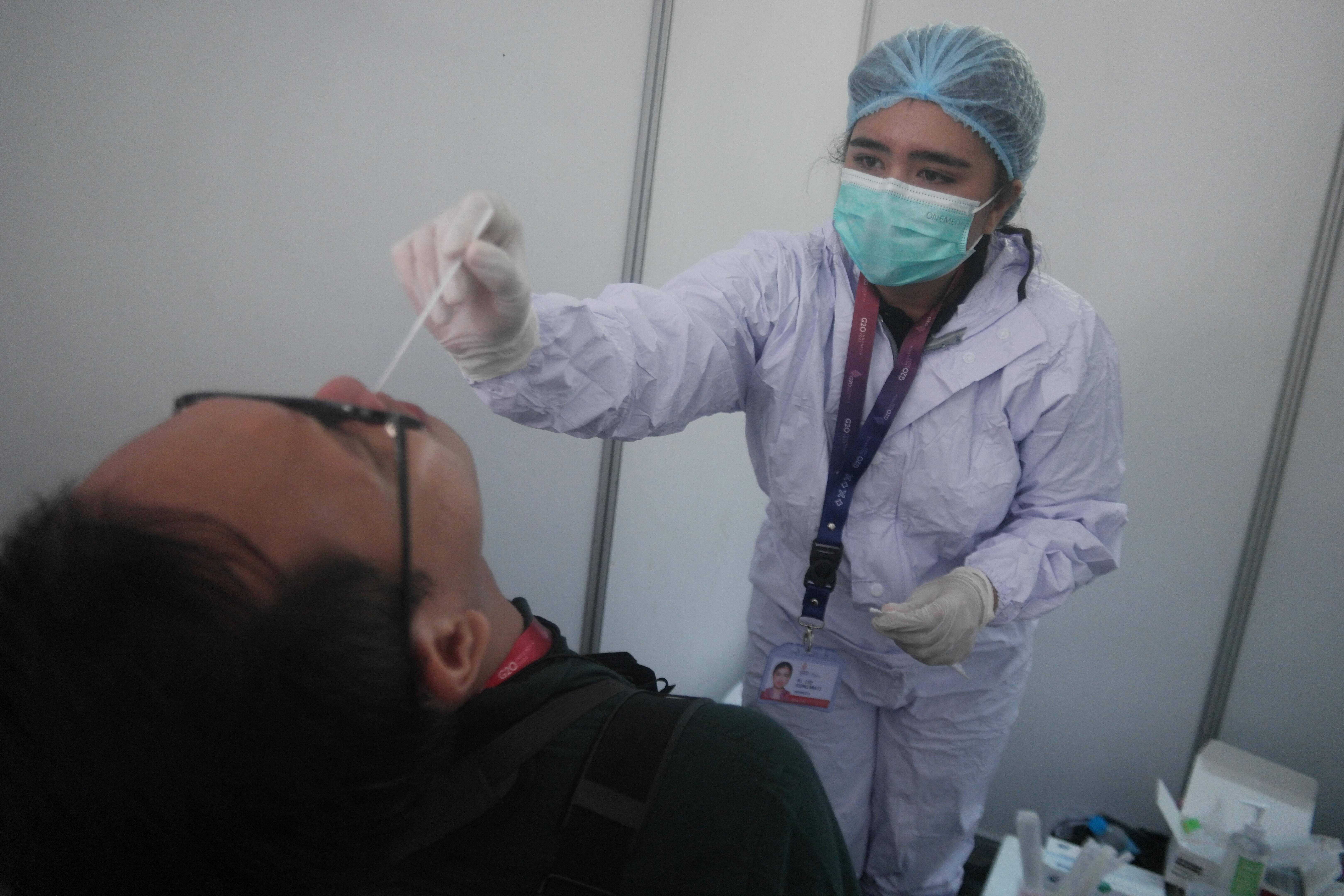  Petugas kesehatan melakukan tes antigen kepada wartawan yang bertugas meliput kegiatan G20 di Nusa Dua Bali, Minggu (13/11/2022)