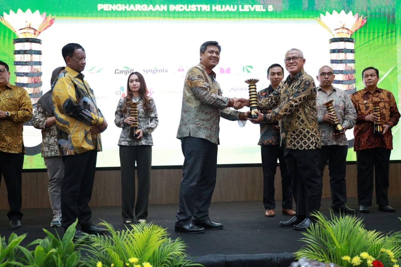 GM QSE Division Pabrik Mojokerto PT Ajinomoto Indonesia Padmo Yatmoko (ketiga dari kanan) menerima penghargaan di Gedung Kemenperin, Jakarta
