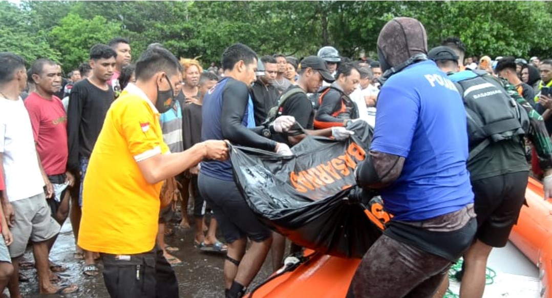 Proses evakuasi jenazah warga yang tenggelam di Perairan Waibalun, Flores Timur, NTT