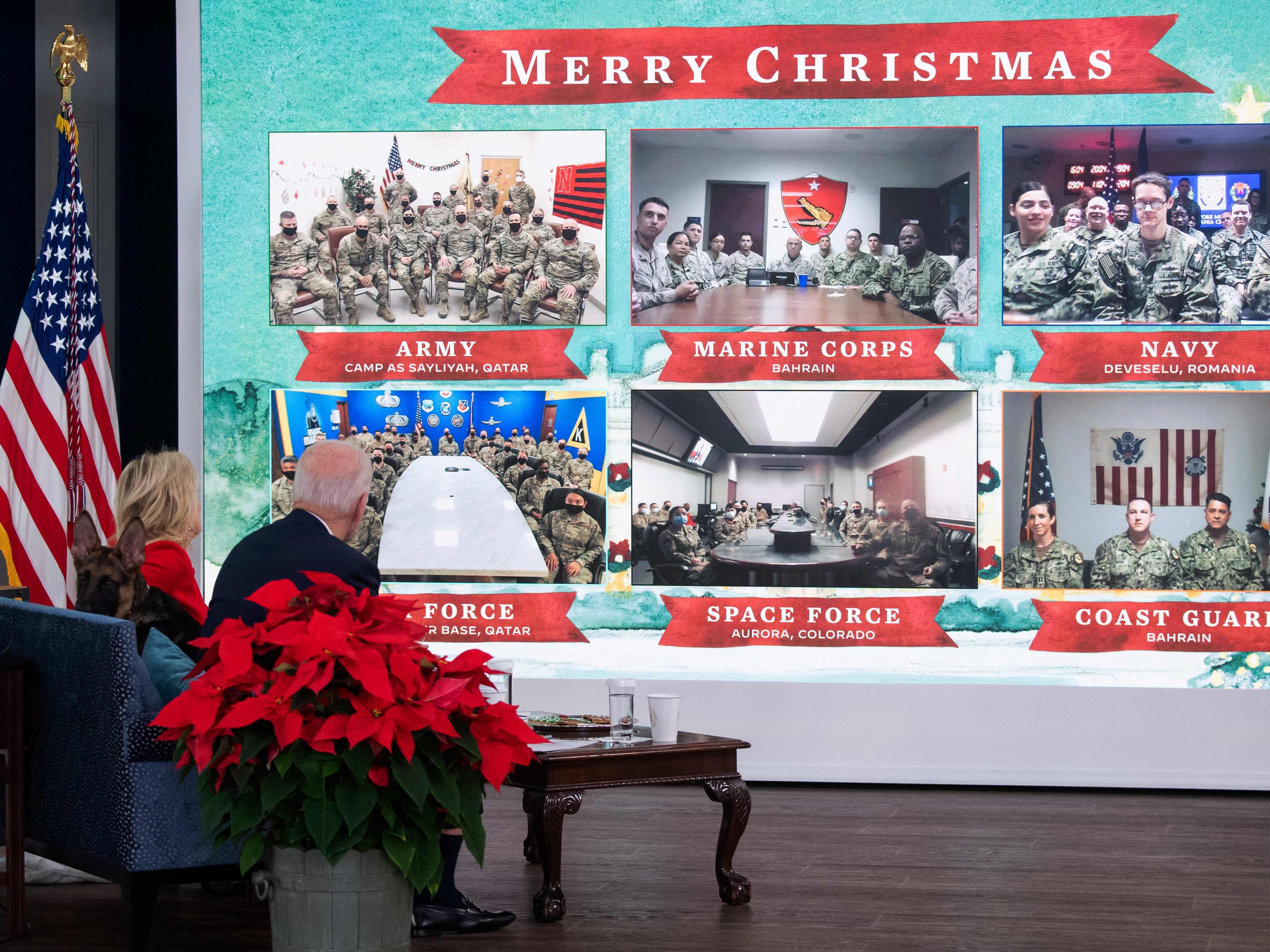 Presiden AS Joe Biden dan Ibu Negara AS Jill Biden berbicara secara virtual dengan anggota dinas militer untuk mengucapkan selamat Natal.