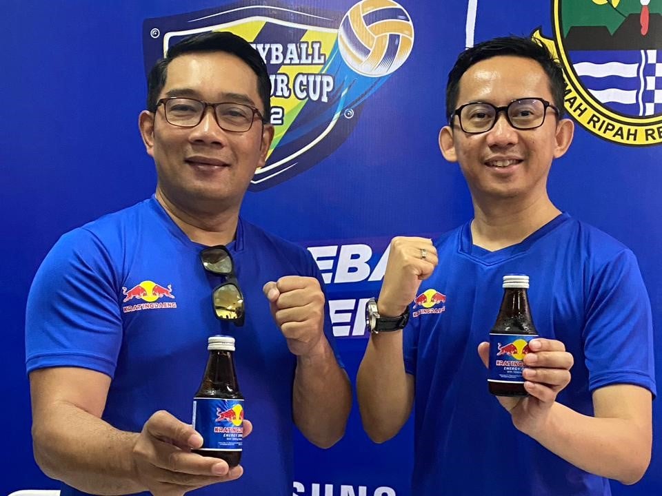 Gubernur Jawa Barat Ridwan Kamil dan Chief Marketing Officer PT Asia Health Energi Beverages Ricky Suhendar.