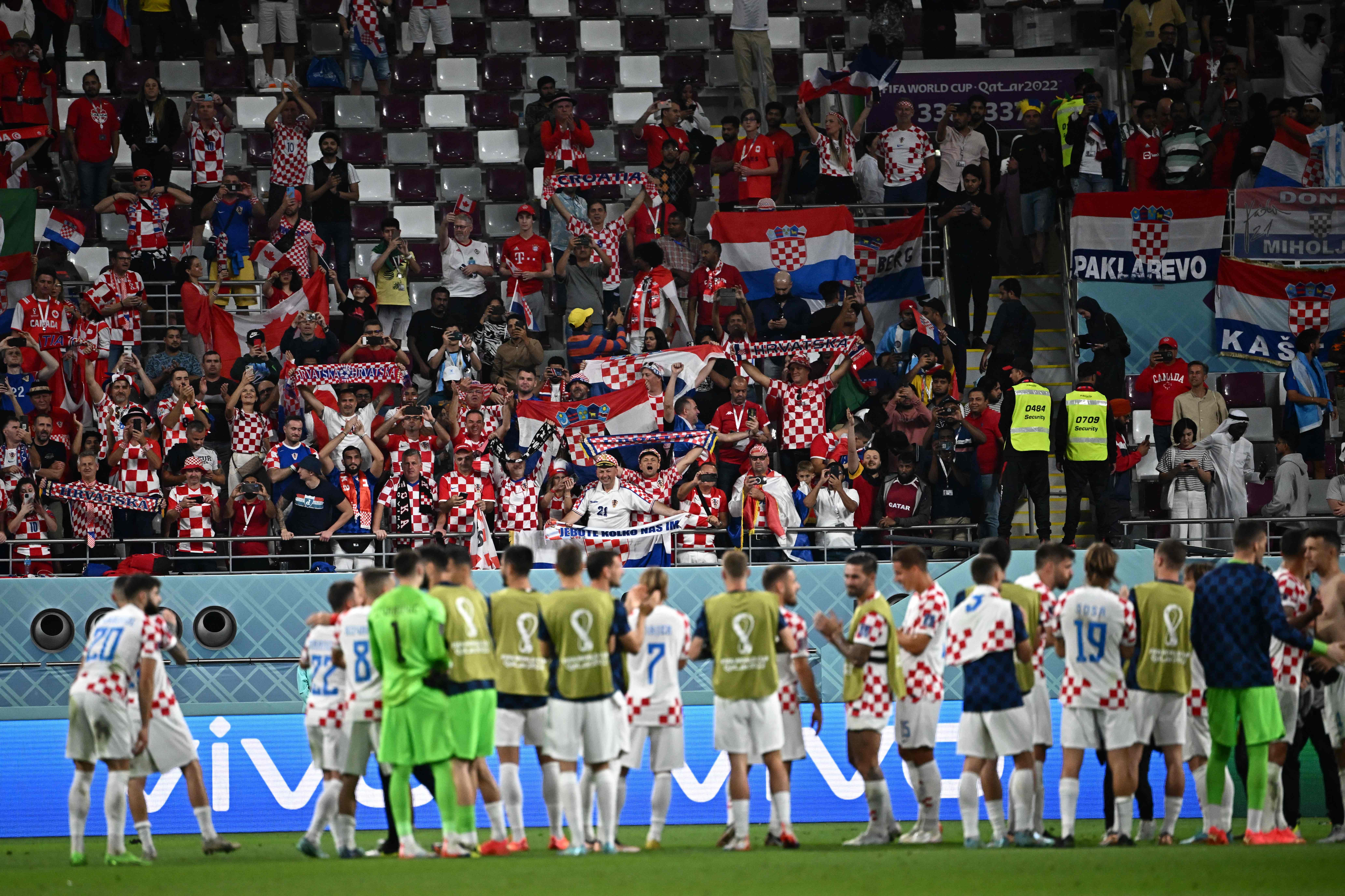 Para pemain Kroasia merayakan kemenangan bersama fans usai menaklukkan Kanada di Piala Dunia Qatar 2022.