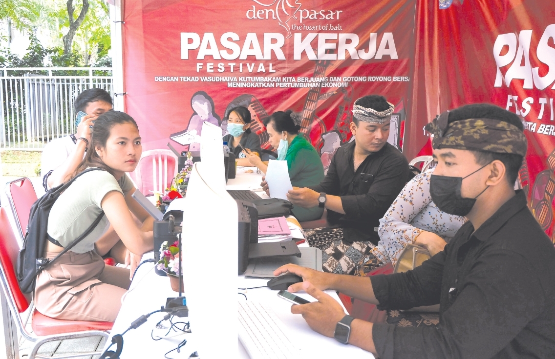 Petugas melayani pelamar kerja saat acara Pasar Kerja Festival 2022 di Denpasar, Bali, Kamis (1/12). 