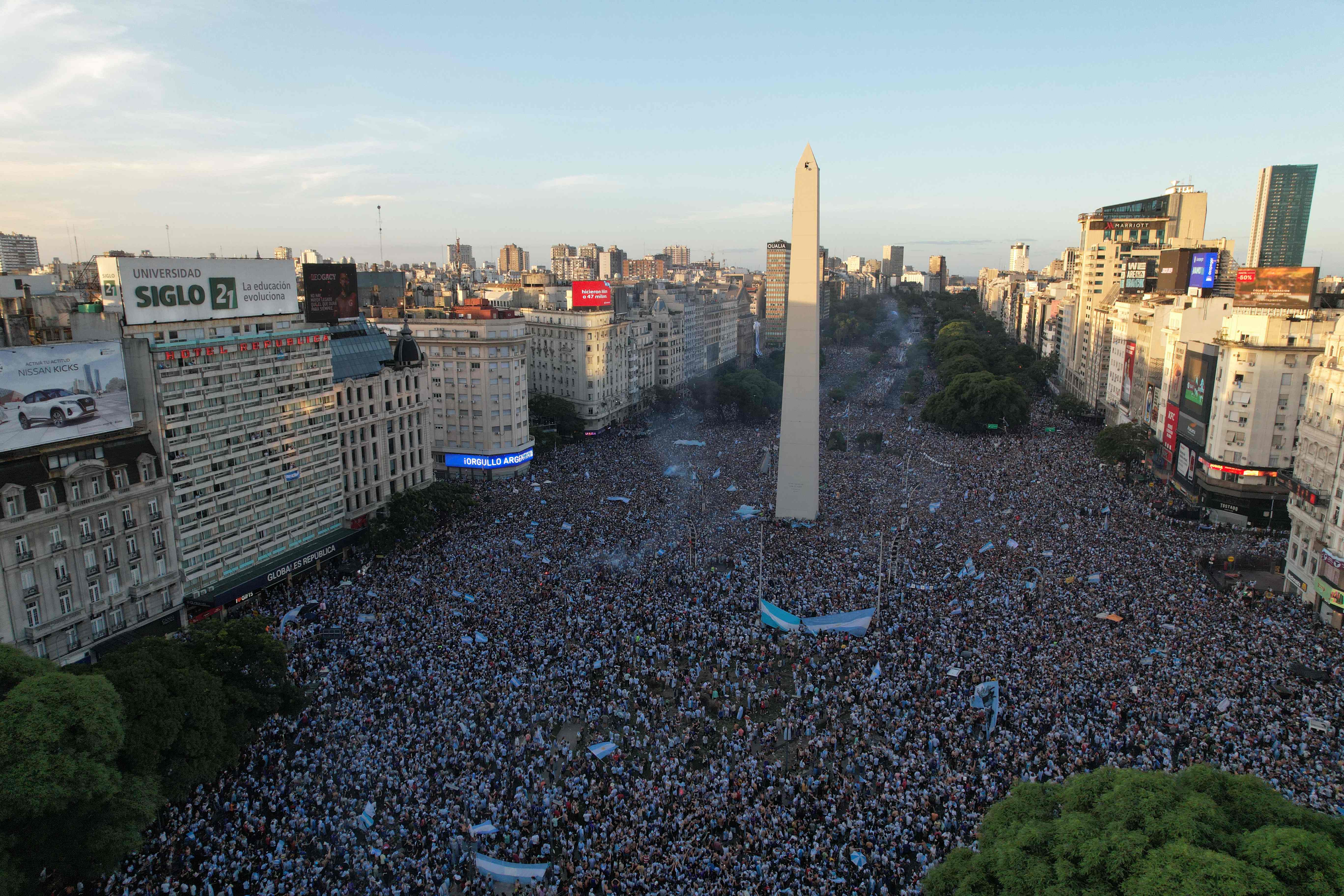 Rakyat Argentina merayakan kemenangan Messi Cs di kota Buenos Aires, Argentina.