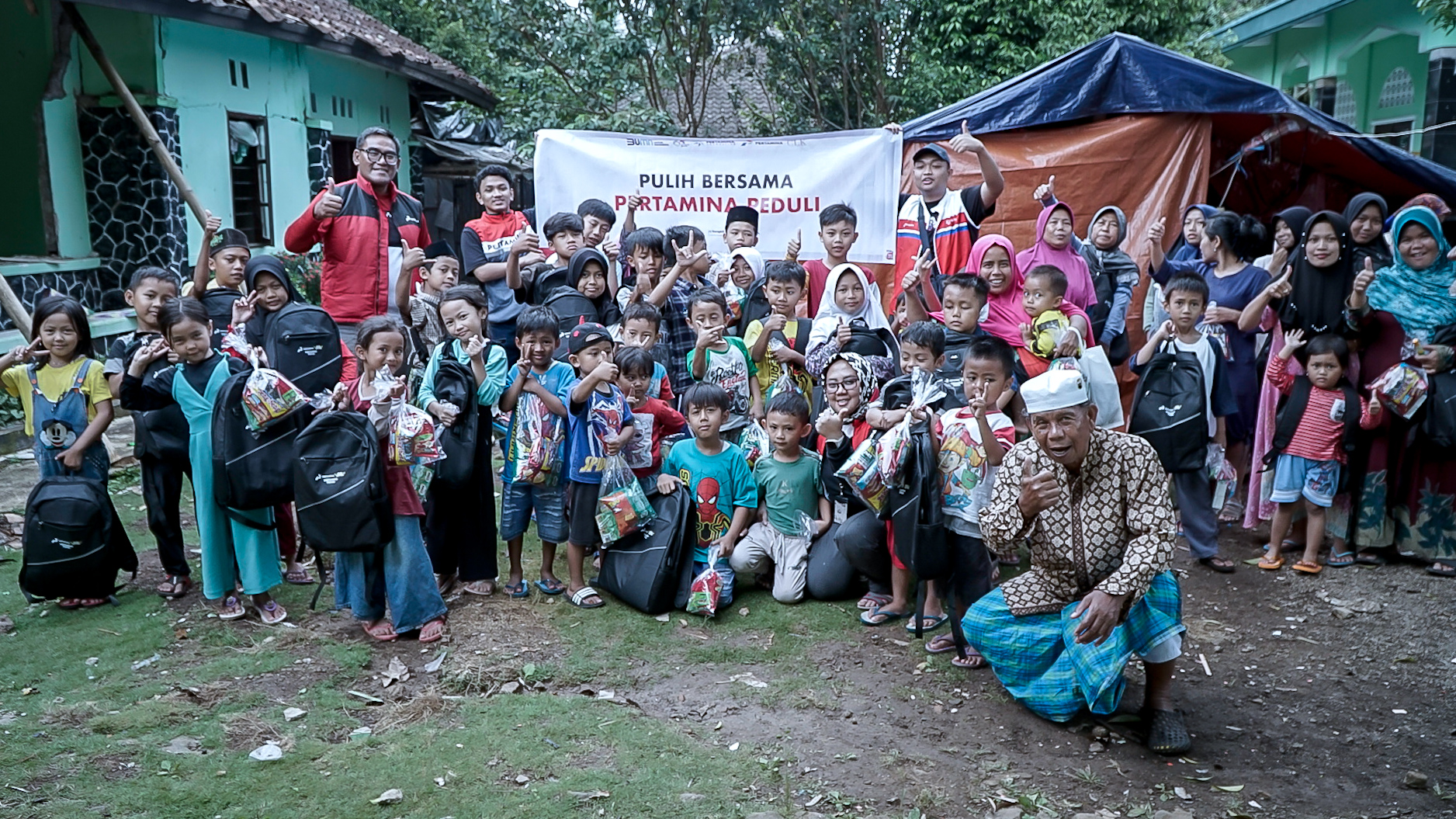 Pertamina Foundation turut memberikan bantuan pendidikan yang berisi 200 tas sekolah, 200 buku, 200 alat tulis, dan mewarnai. 