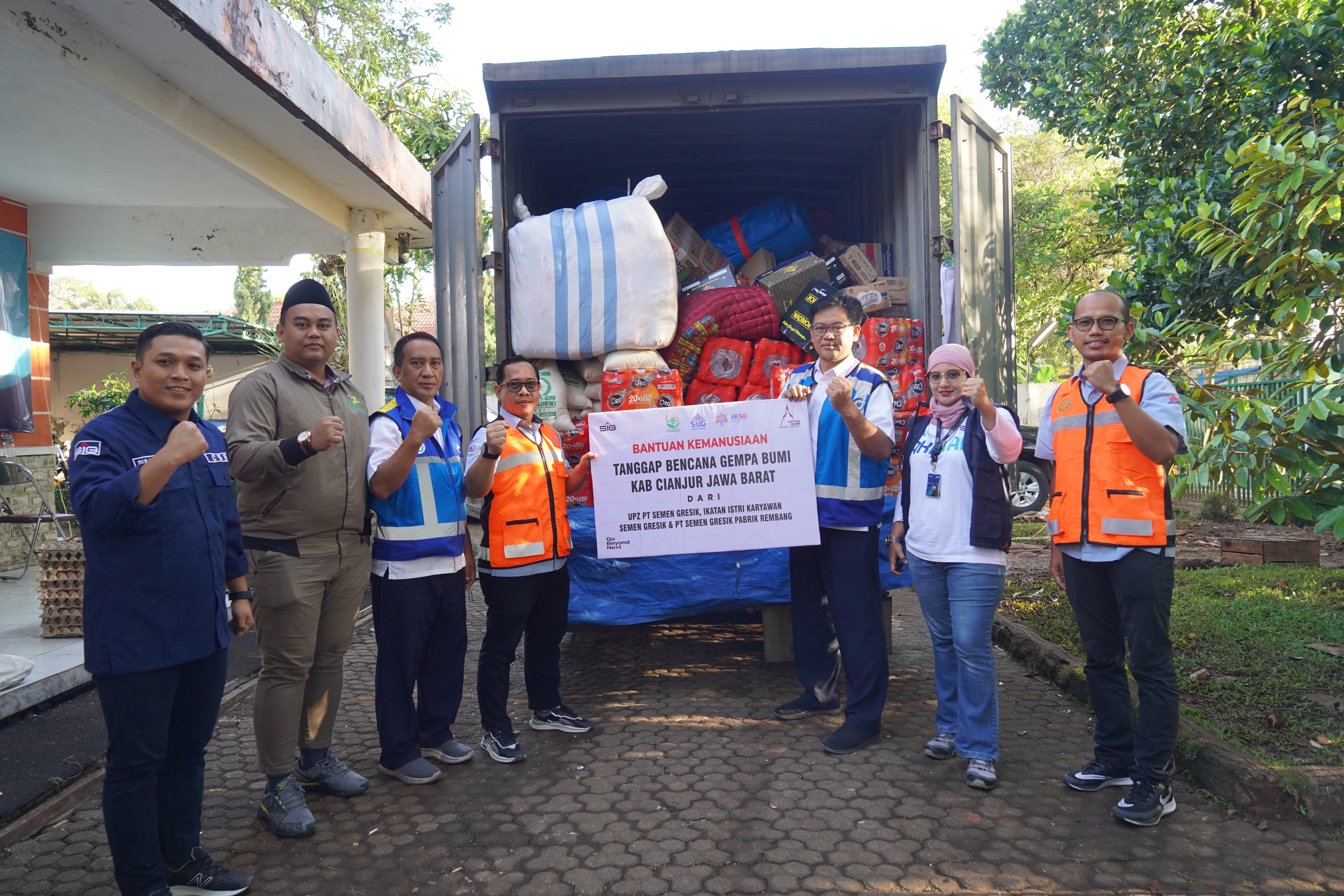 Semen Gresik mengirimkan bantuan logistik untuk korban gempa bumi di Cianjur, Jawa Barat