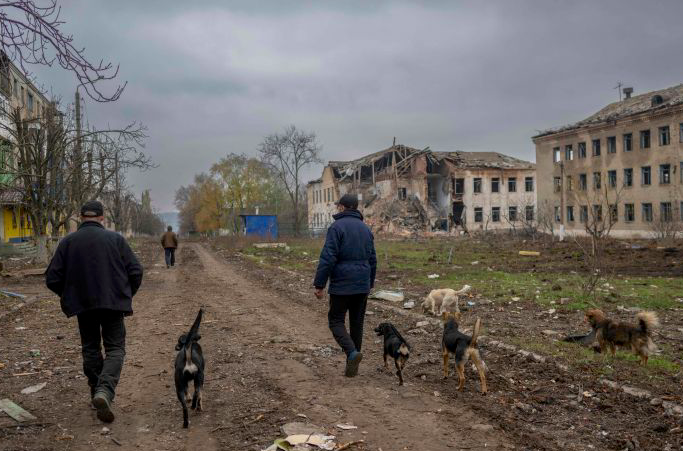 Sejumlah warga berjalan di sekitar wilayah selatan Ukraina, yang belum lama diserang Rusia.
