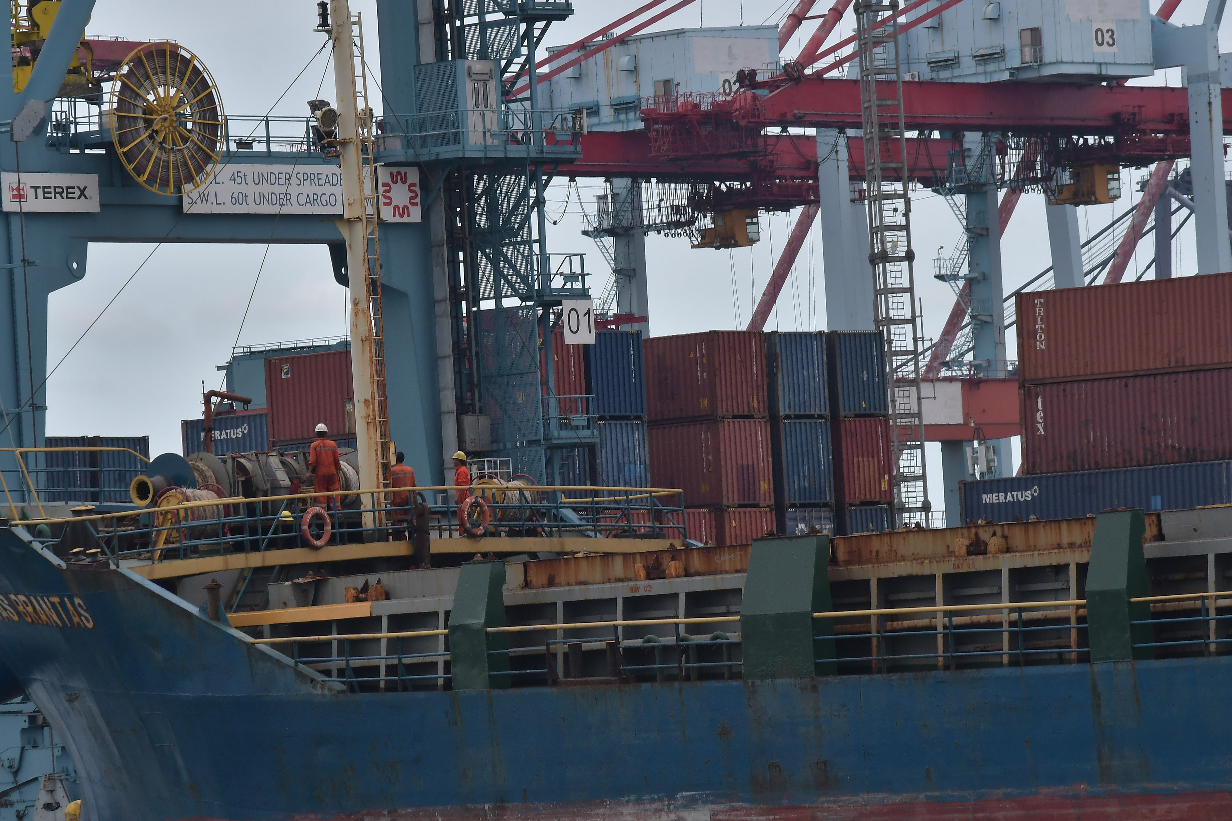 Sejumlah pekerja melakukan bongkar muat kontainer di Pelabuhan Tanjung Priok, Jakarta Utara.
