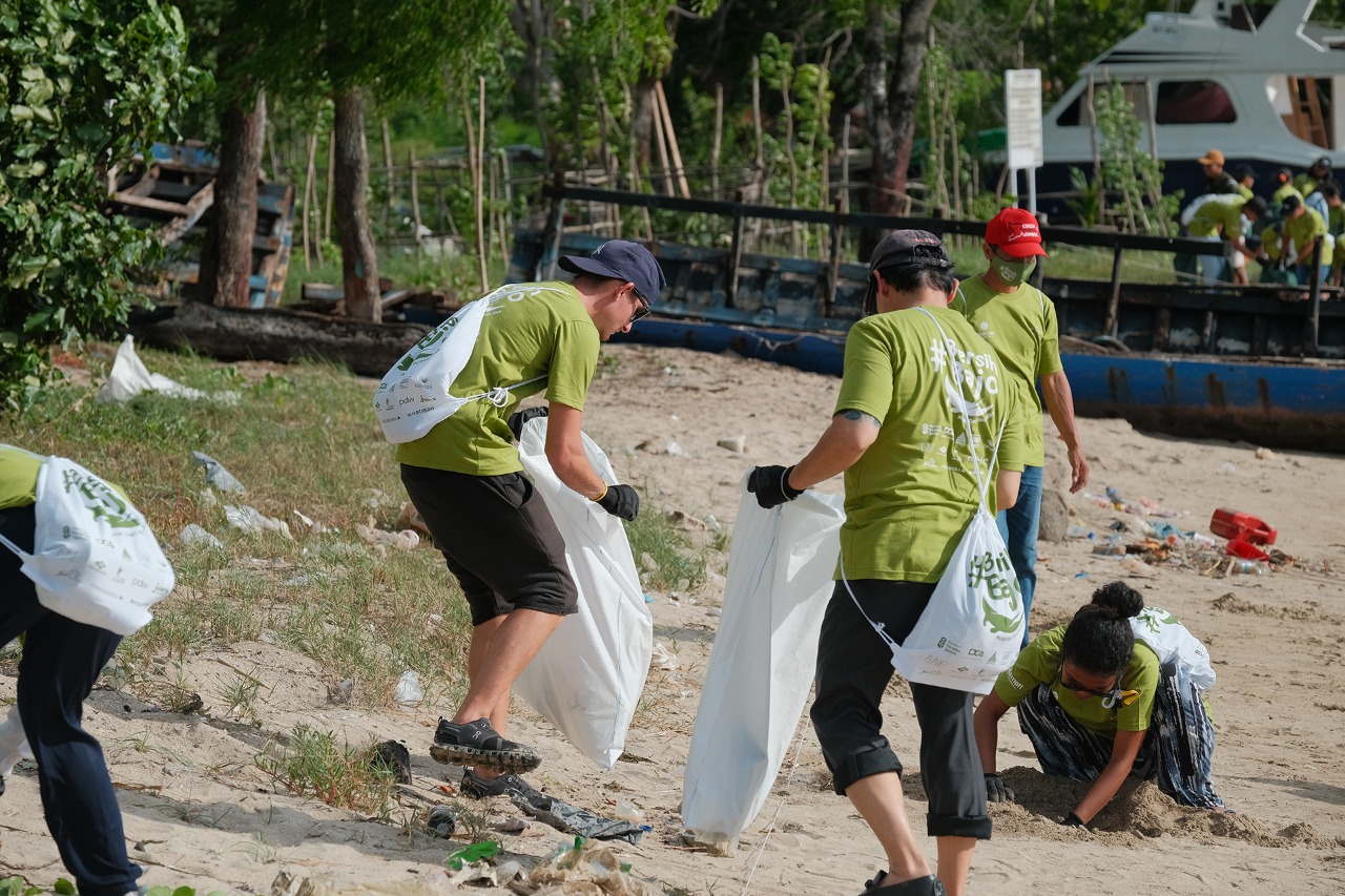 Kegiatan bersih pantai di Labuan Bajo