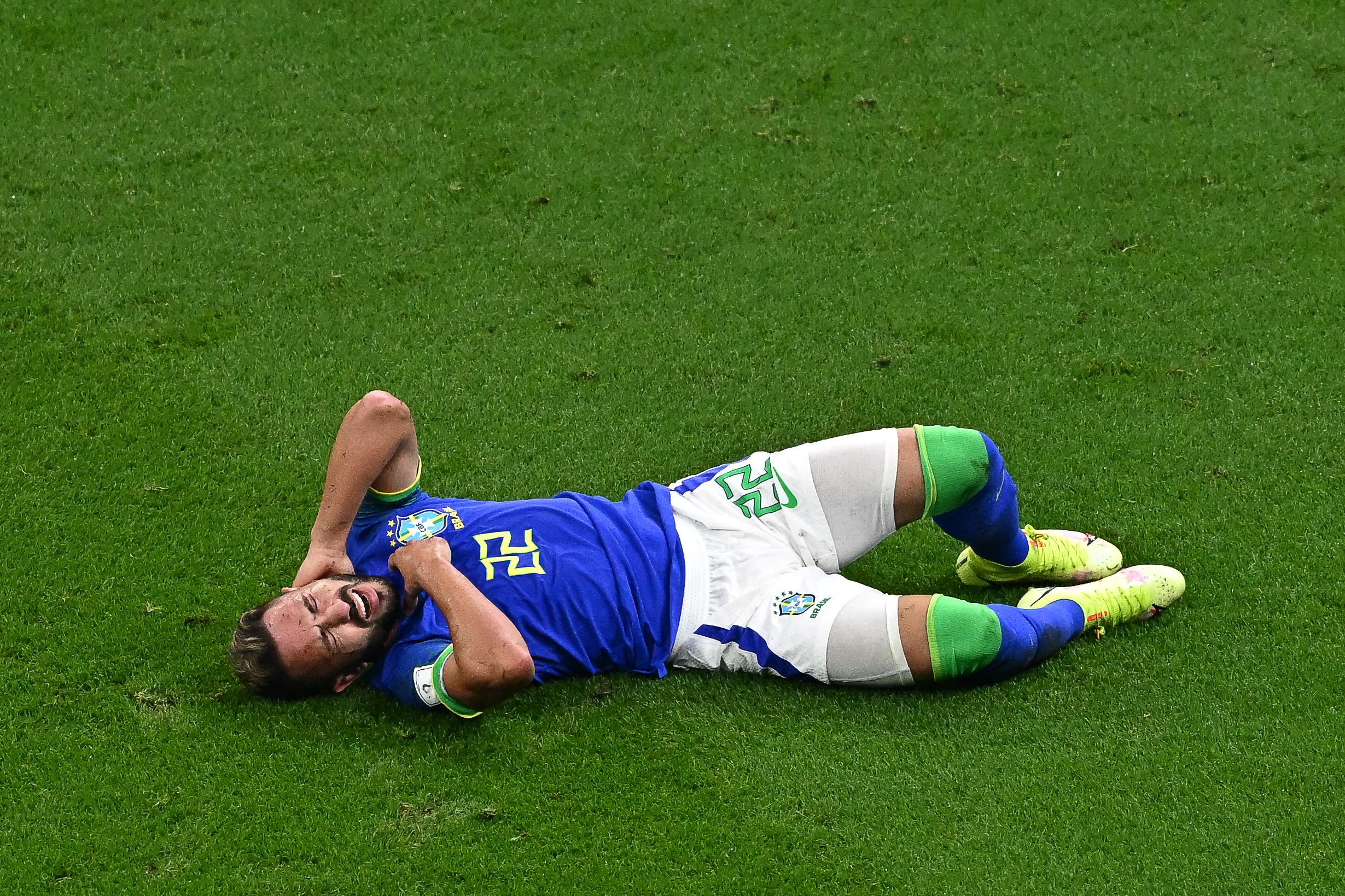 Gelandang Brasil Ribeiro mengerang kesakitan setelah ditekel lawan dalam laga melawan Kamerun di akhir penyisihan Grup, Jumat (2/12).