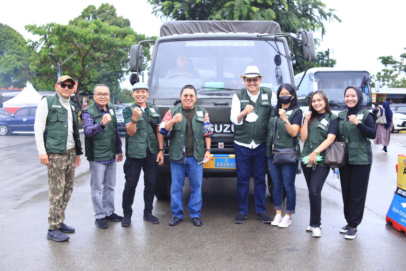 DPD DKI Jakarta IKA Undip memberikan bantuan kepada para pengungsi di sejumlah desa di Cianjur. Jawa Barat. 
