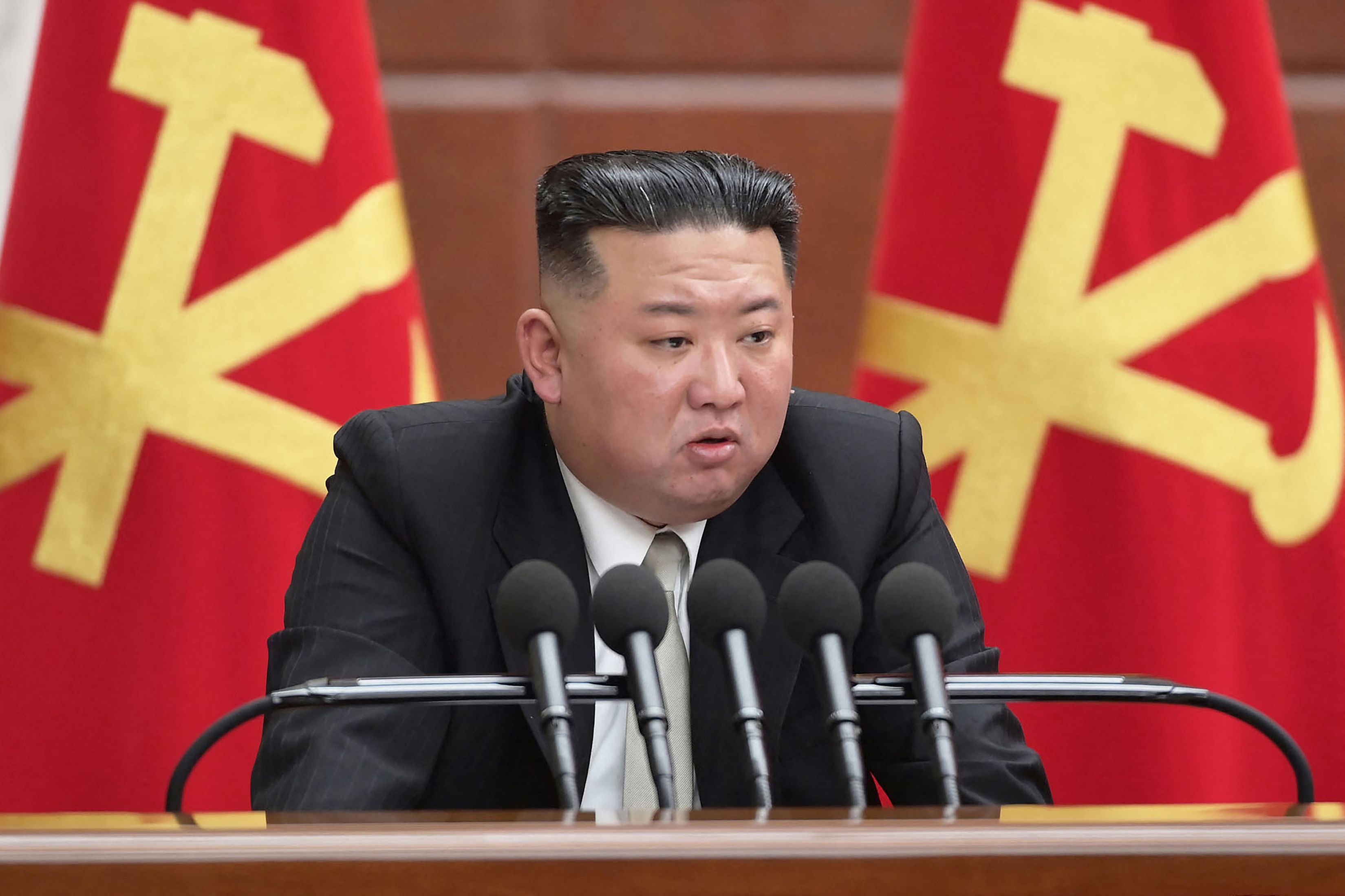 Pemimpin Korea Utara Kim Jong-un saat memberikan pengarahan.