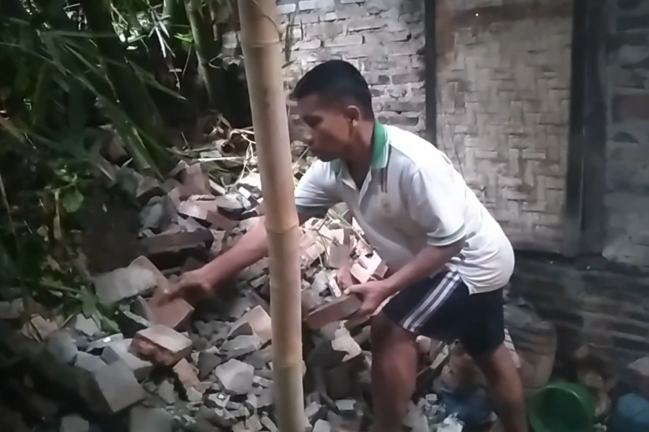 Longsor di Lereng Menoreh.