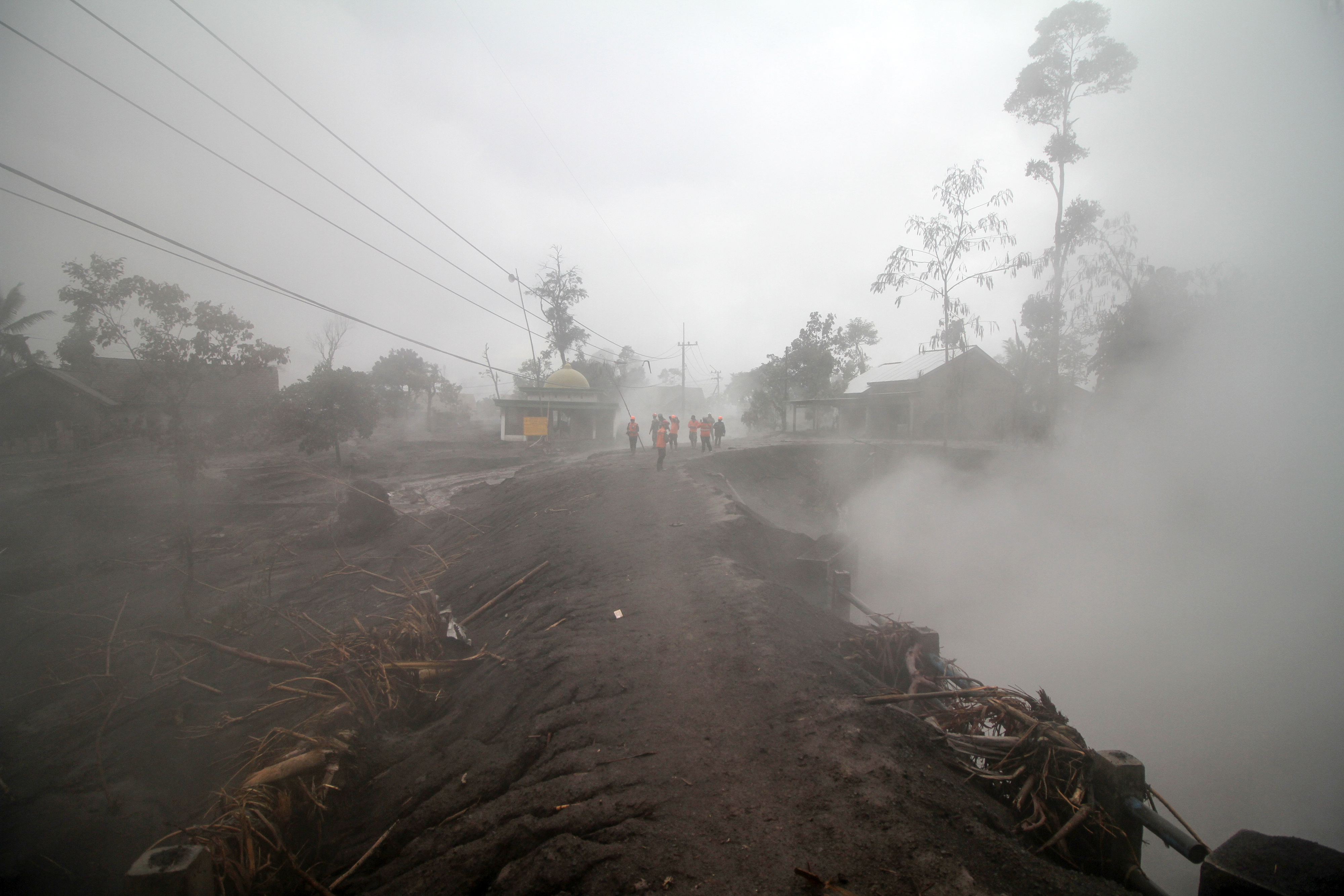 Jalur aliran lahar dan Awan Panas Guguran Gunung Semeru di Dusun Kajar Kuning, Desa Sumberwuluh, Lumajang, Jawa Timur, Senin (5/12).