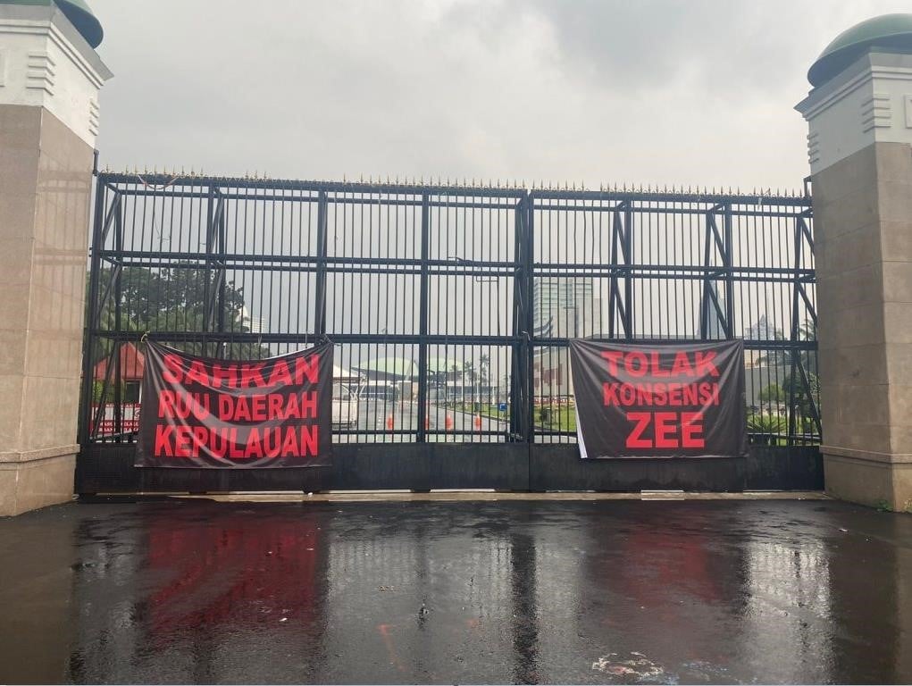 Spanduk aksi penolakan pemberian konsesi ZEE kepada Vietnam dari BEM KM UMRAH yang dipasang di gerbang Gedung DPR-MPR RI, Jakarta. 