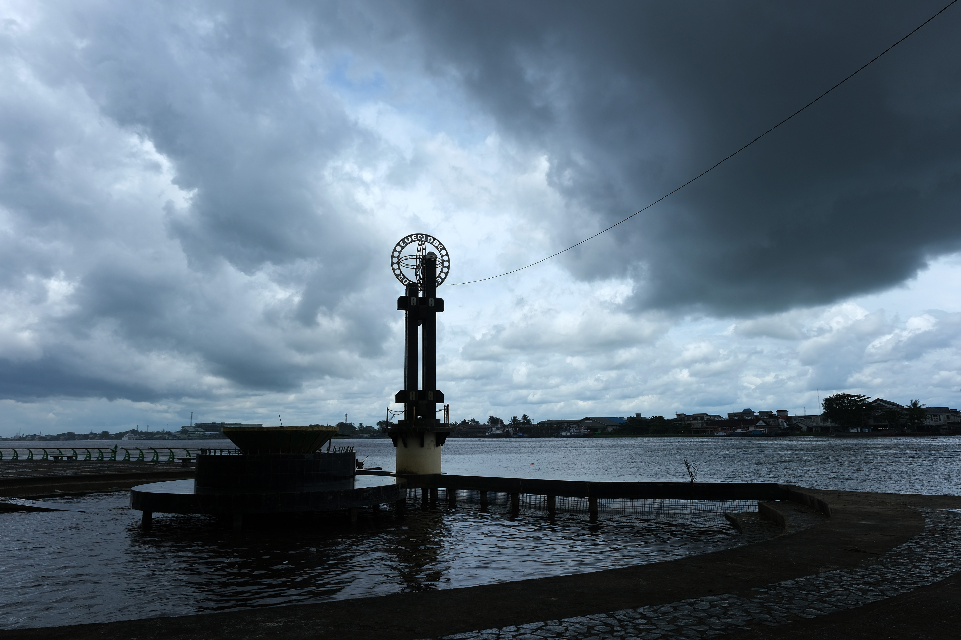 Awan gelap dan cuaca mendung menyelimuti wilayah Kalimantan Barat.