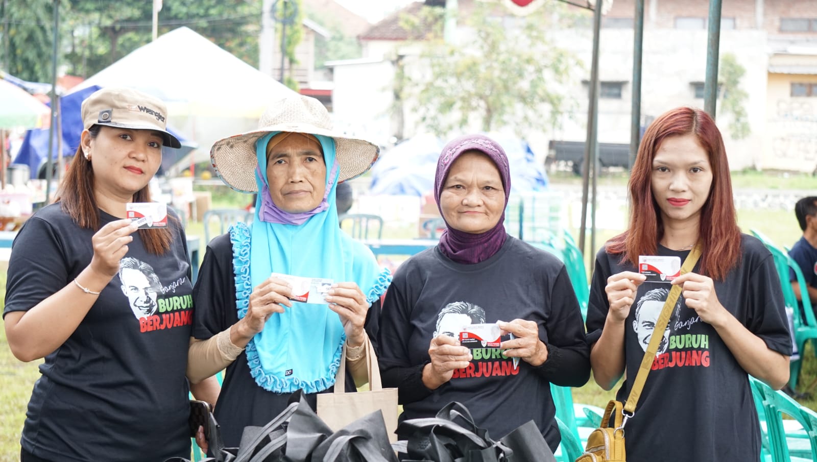 Pekerja/buruh menunjukan Kartu Benefit Ganjaran. Dengan kartu tersebut, para buruh bisa mendapat berbagai manfaat lewat program bantuan