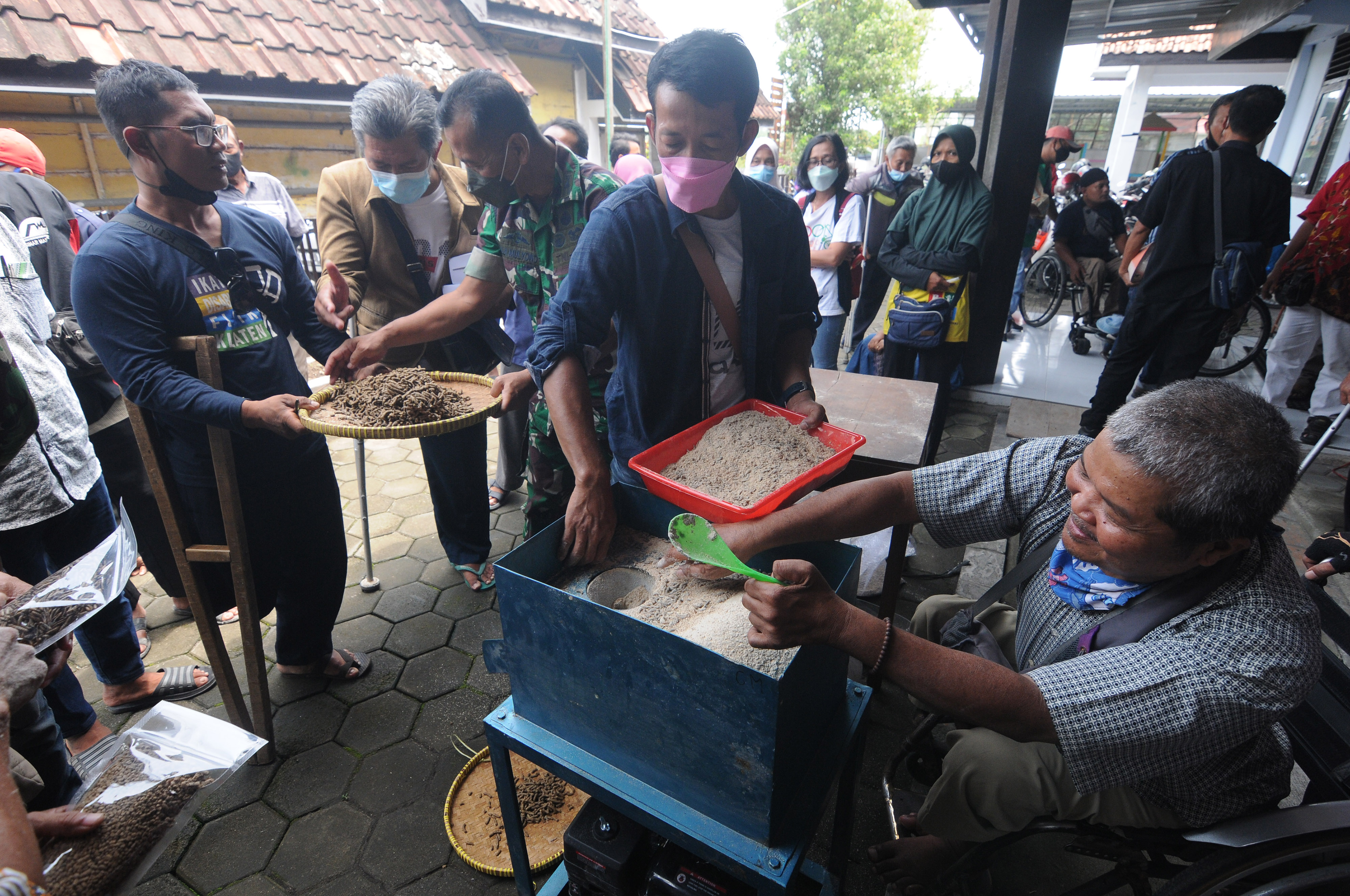 Sejumlah penyandang disabilitas melakukan aktivitas kerja 