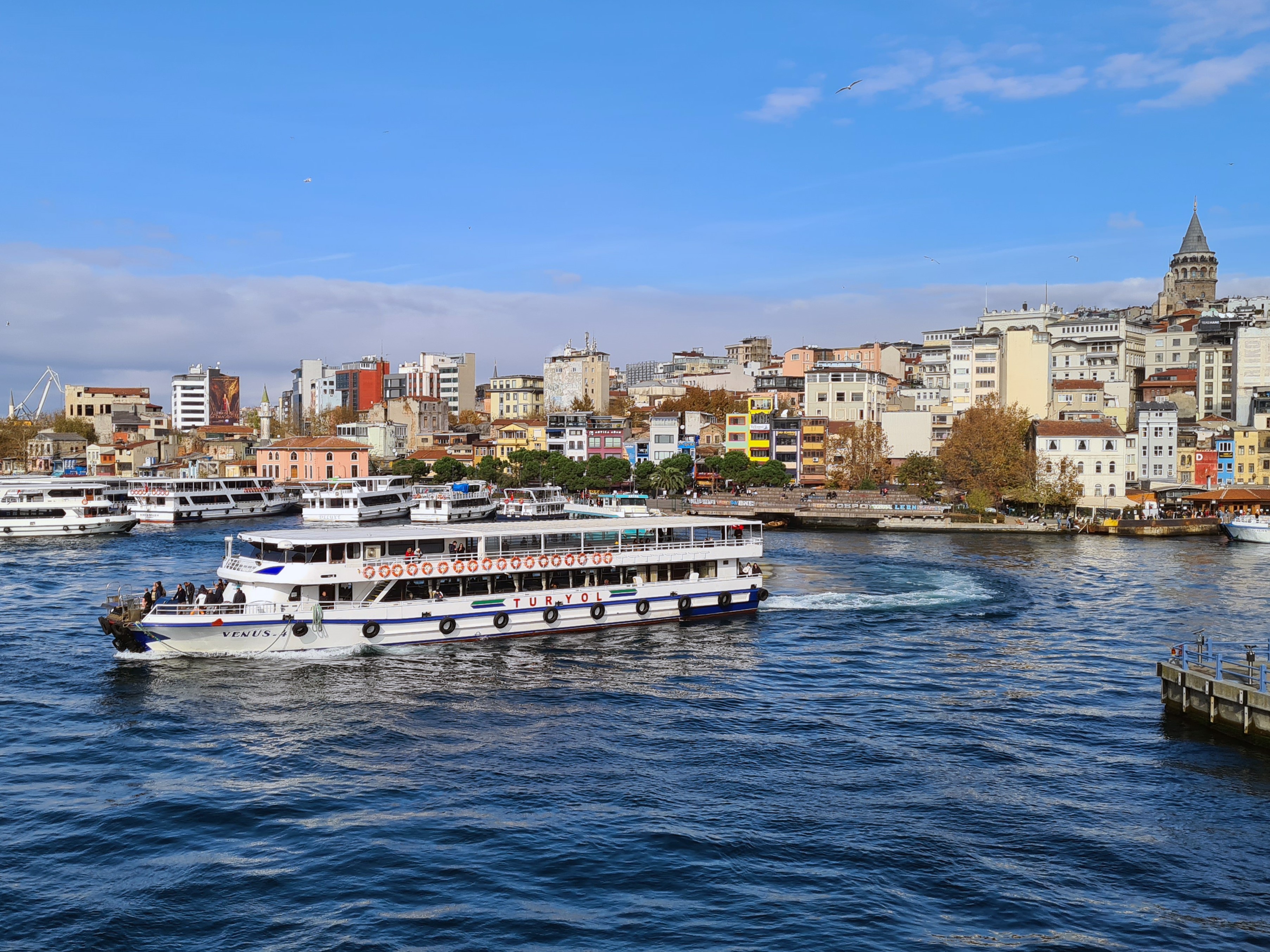 Kapal wisata Bosphorus Cruise melintas di Laut Marmara Istanbul, Turki.