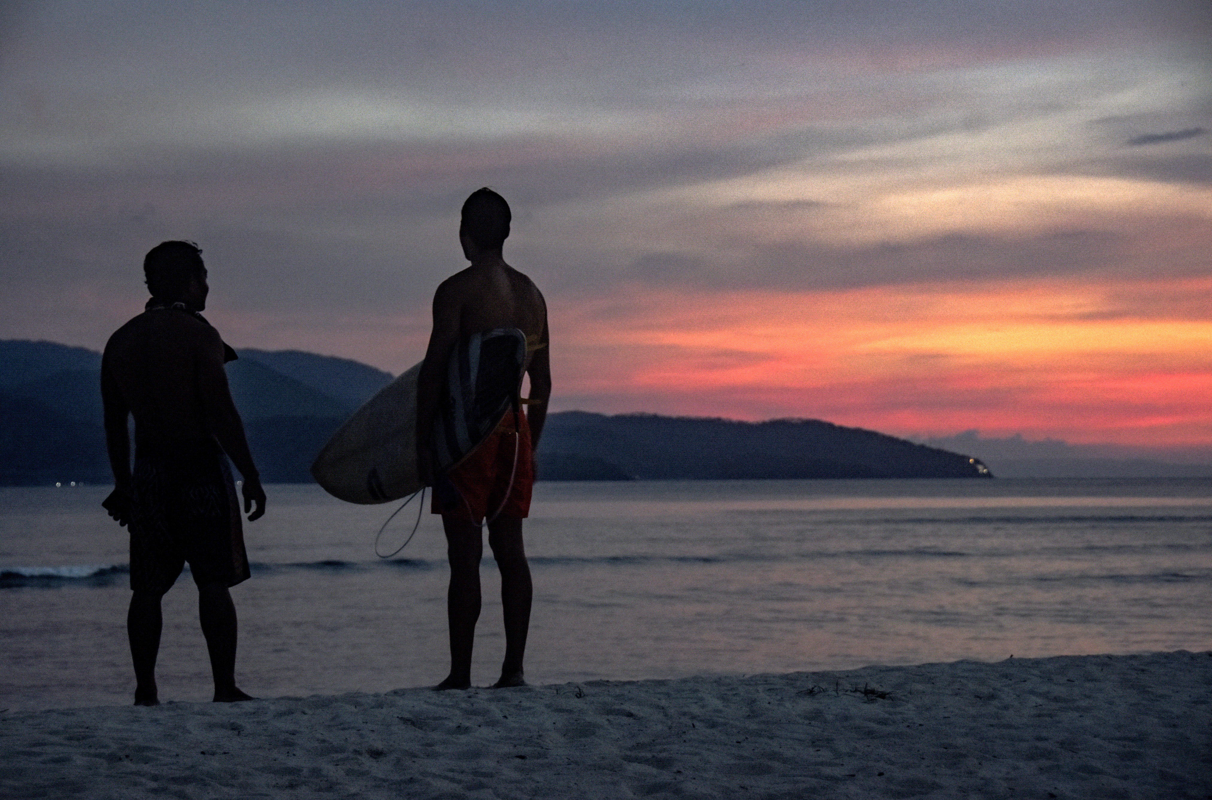 Wisatawan asing membawa papan surfing di pinggiran pantai wisata Gili Trawangan, Kecamatan Pemenang, Tanjung, Lombok Utara.