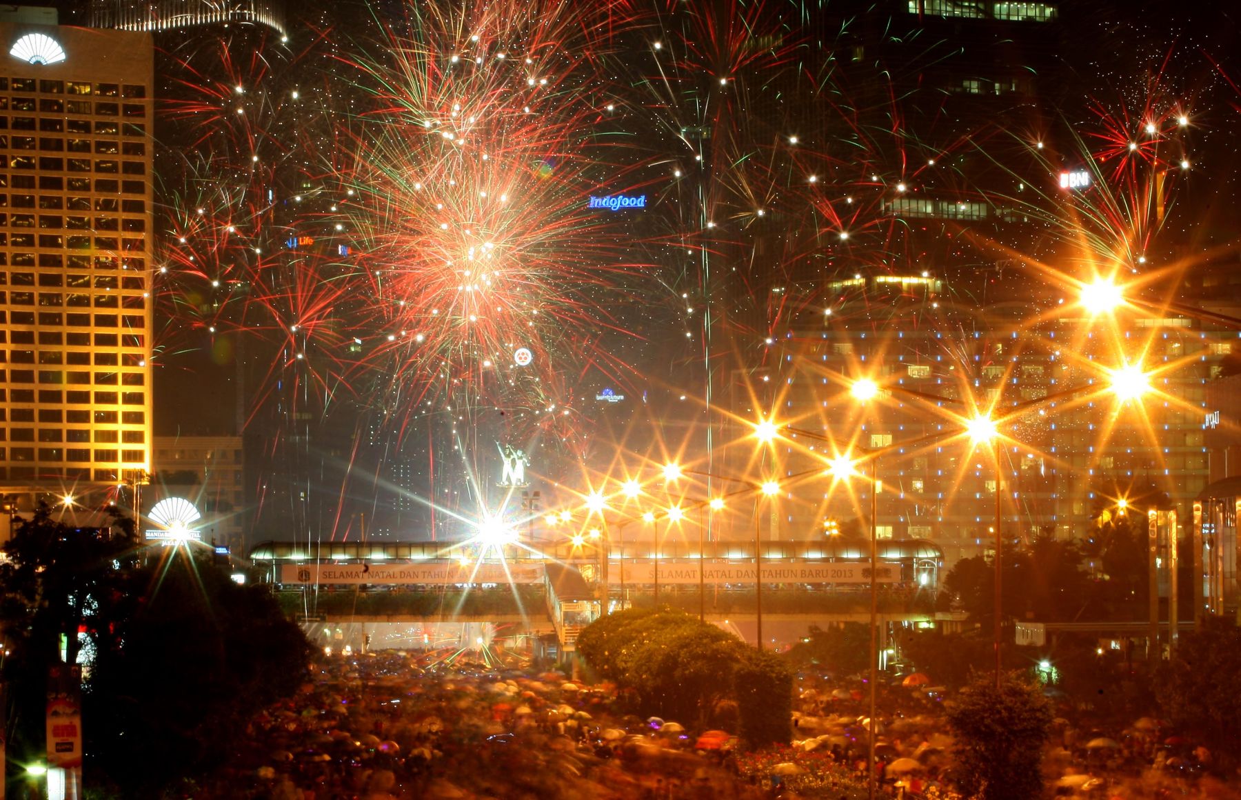  Malam pergantian tahun 2013 di sepanjang Jalan MH Thamrin dan Sudirman, Jakarta.  