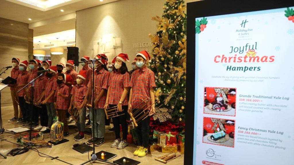 Christmas Tree Lighting Ceremony at Holiday Inn & Suites Jakarta Gajah Mada.