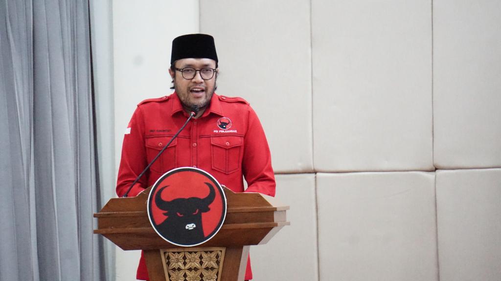 Ketua DPD PDIP Jawa Barat Ono Surono berbicara di depan peserta Pendidikan Kader Khusus Perempuan Tahun 2022 Tingkat Jawa Barat.