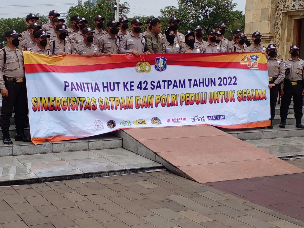 Polisi dan Satpam tabur bunga di makam Bapak Satpam Indonesia Awaloeddin Djamin