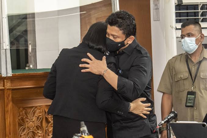 Terdakwa kasus pembunuhan Brigadir J, Ferdy Sambo memeluk istrinya, yang juga terdakwa dalam kasus tersebut Putri Candrawathi di PN Jaksel.