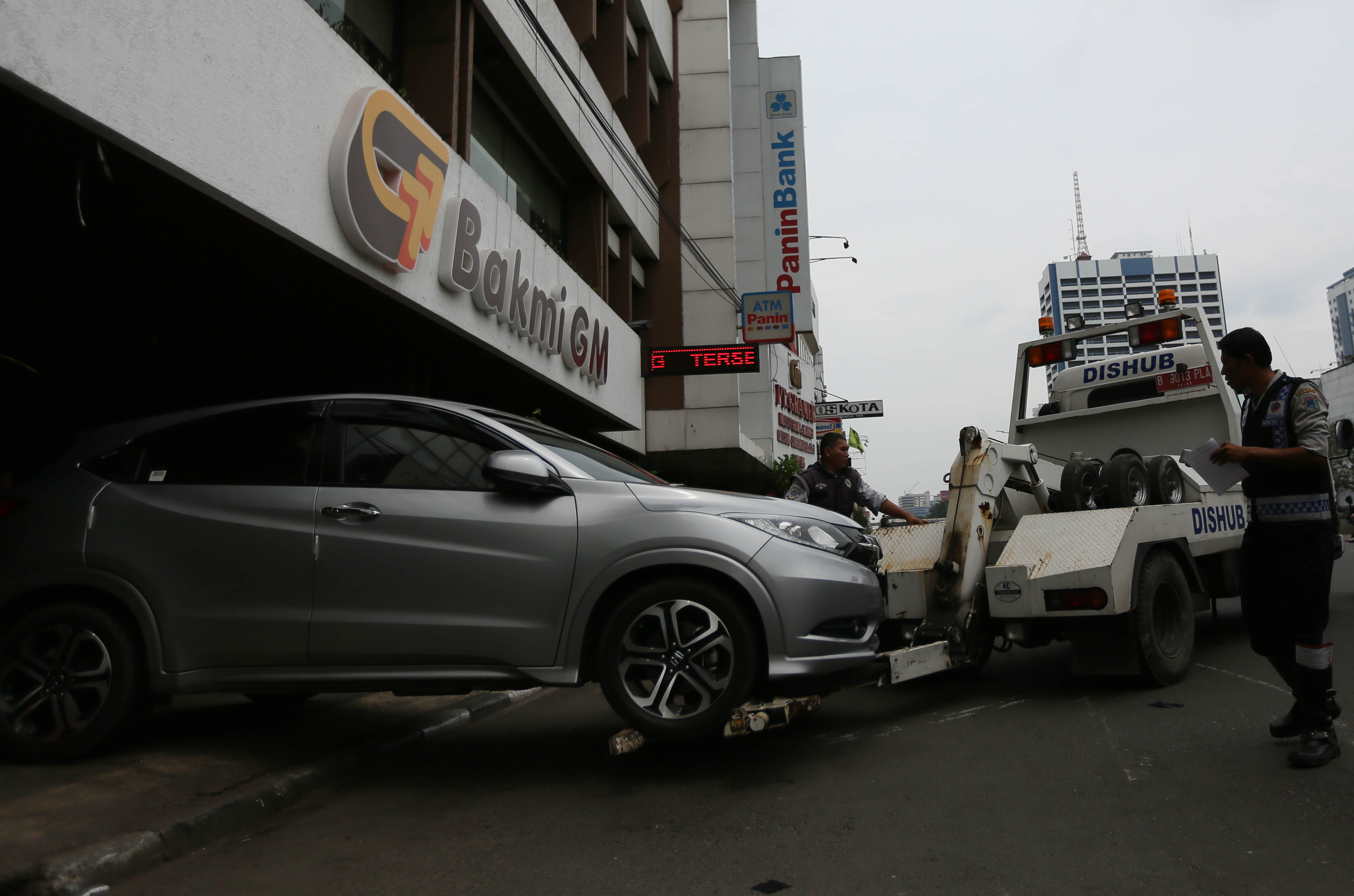 Ilustrasi derek parkir liar