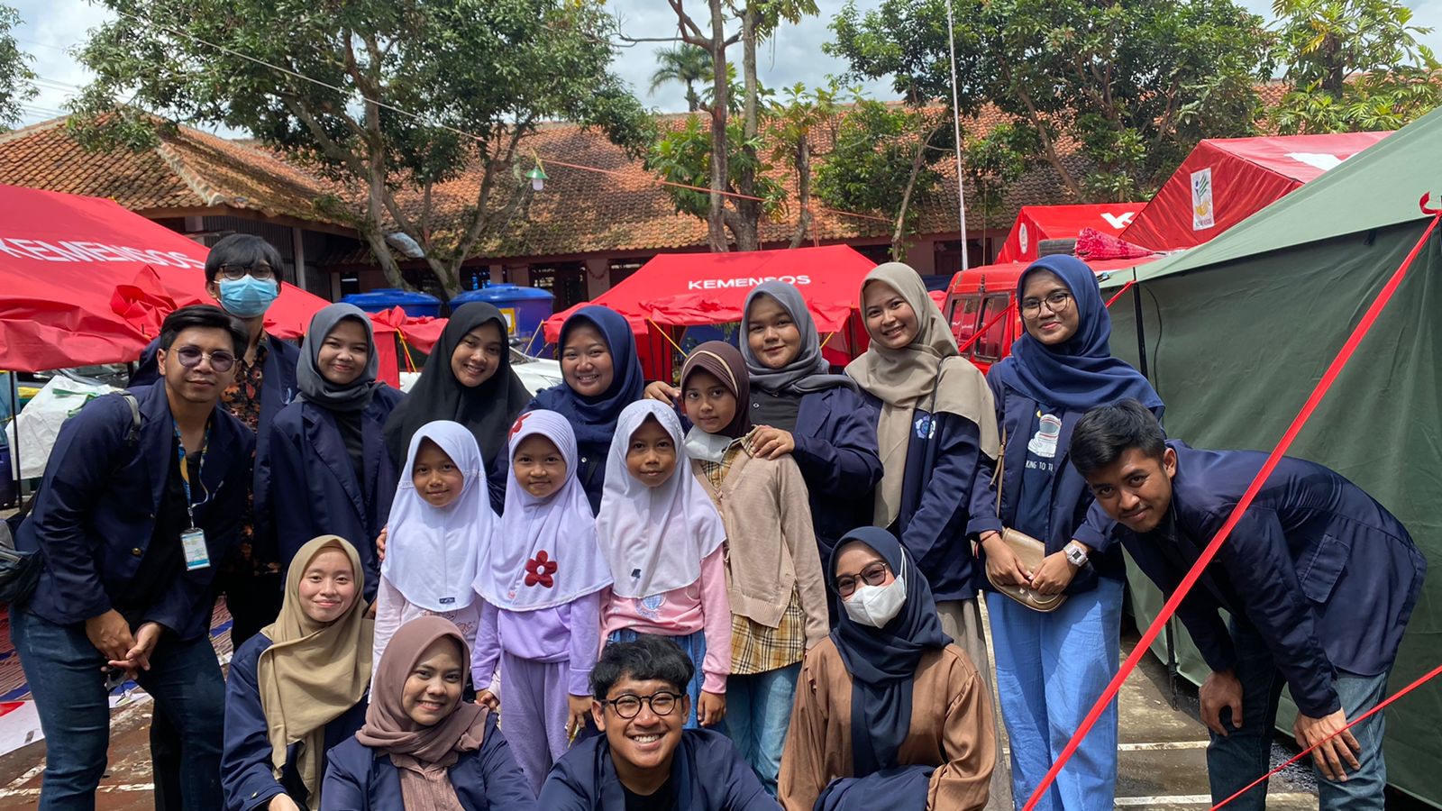 Para mahasiswa Poltekesos turut membantu para korban gempa di Cianjur dan mendukung pekerjaan tim bantuan lain. 