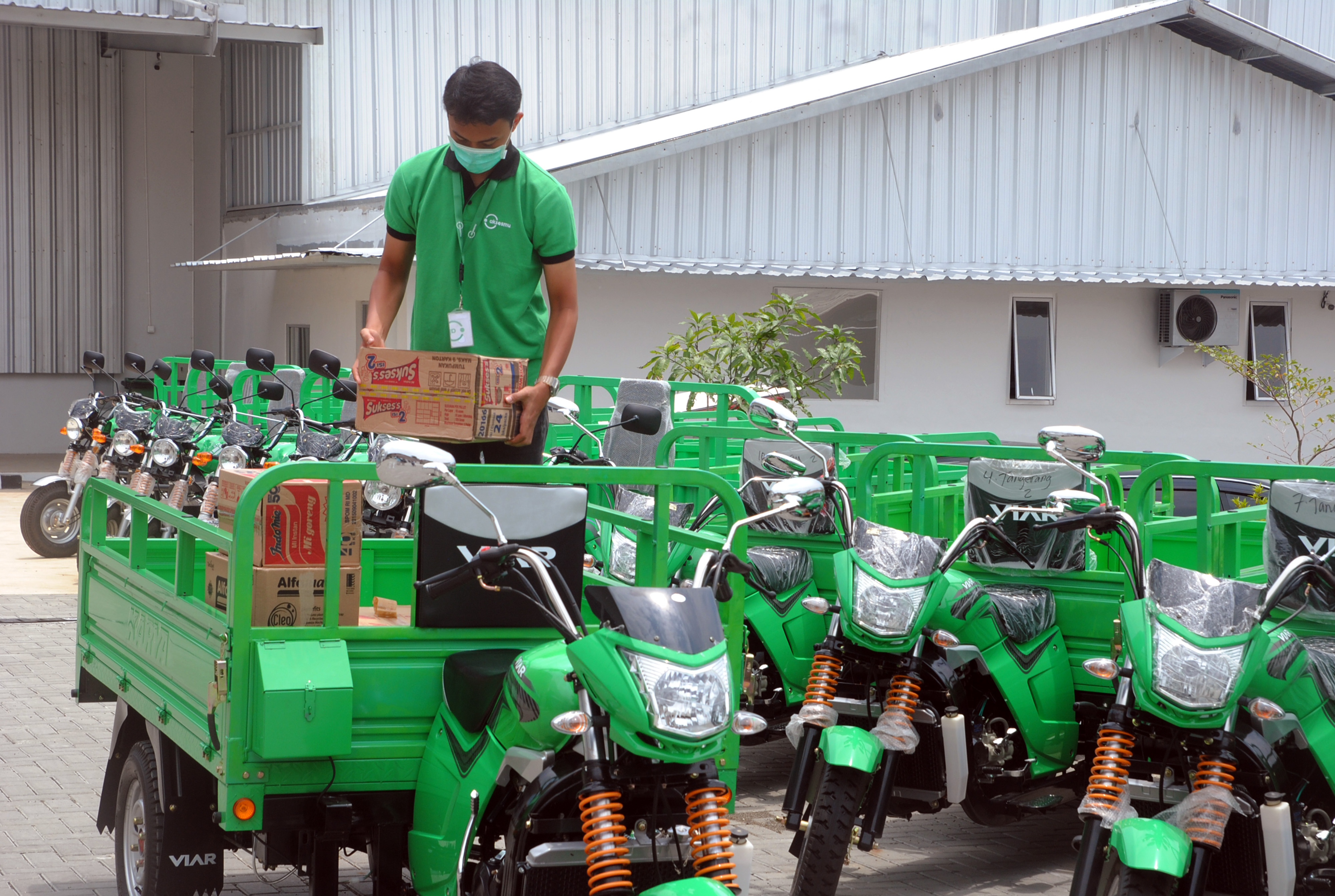 Pekerja mengangkat produk makanan yang dipesan melalui aplikasi digital untuk dikirim ke salah satu gudang ritel di Bogor, Jawa Barat.