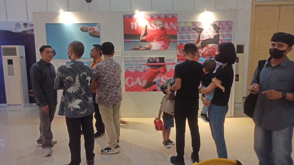 : Masyarakat antusias mencermati dan sekaligus menikmati pameran karya foto jurnalistik di Monumen Pers Nasional Solo, Jumat malam ( 16/12).