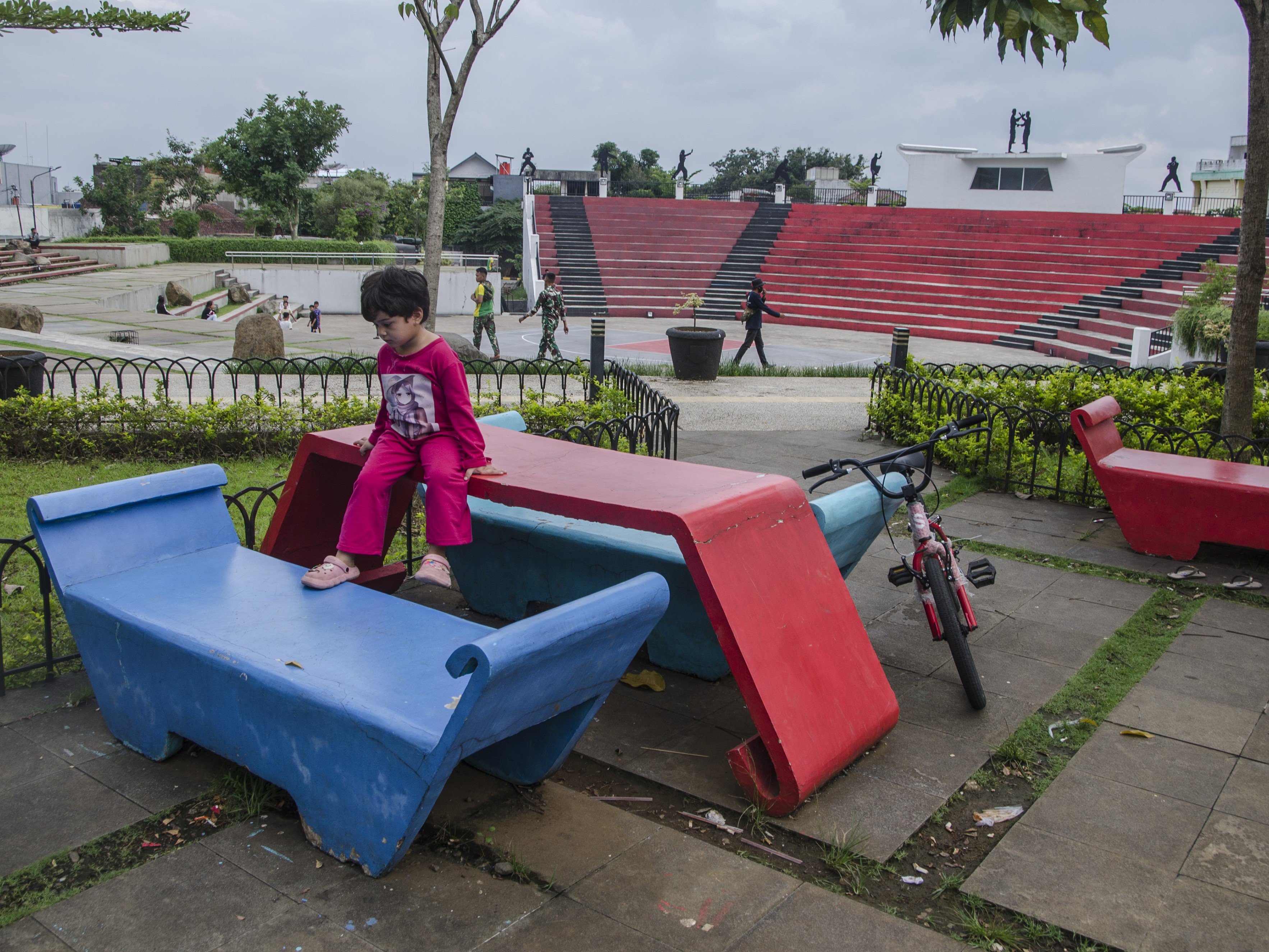 Seorang anak bermain di area Taman Alun-alun Cianjur, Jawa Barat, Kamis (1/12/2022).